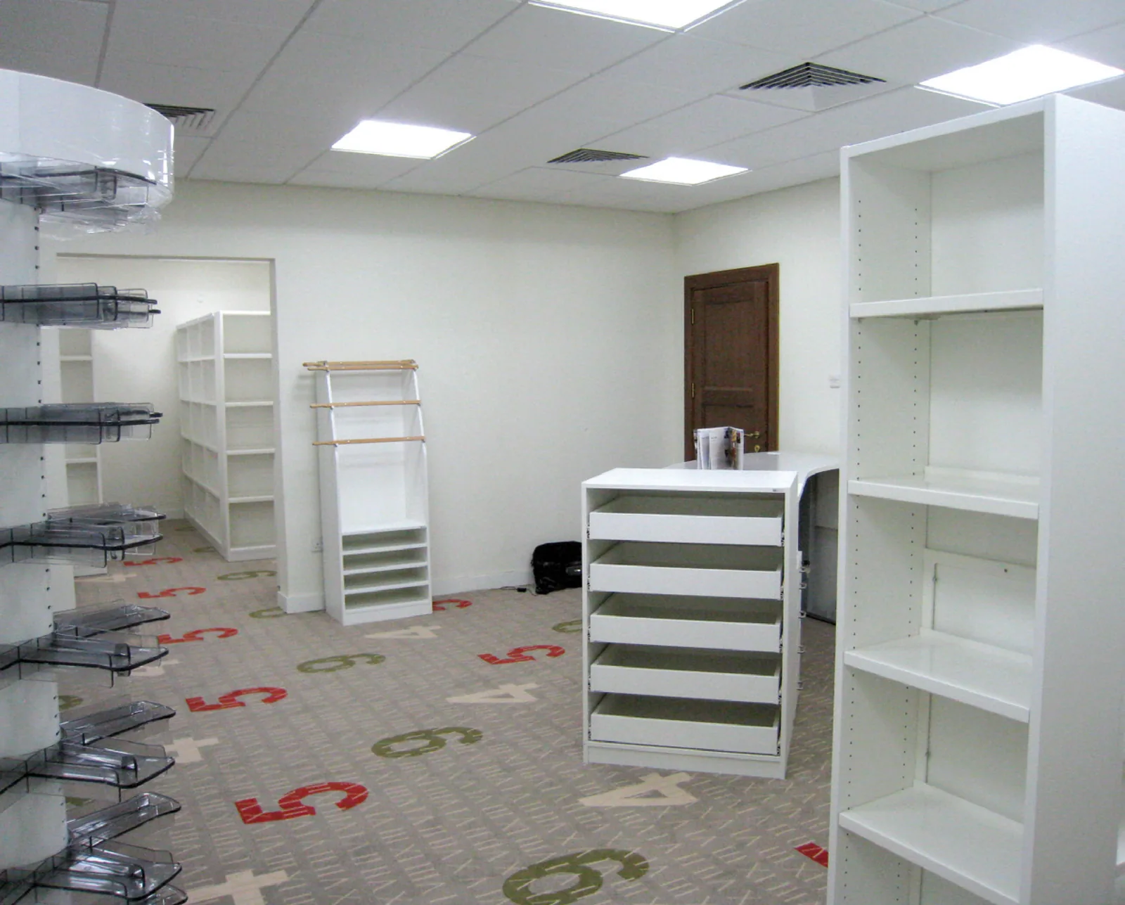Kartenschrank und Zeitungsschrank integrieren sich in die Bibliothek — Statistic Centre Abu Dhabi, Abu Dhabi (VAE)