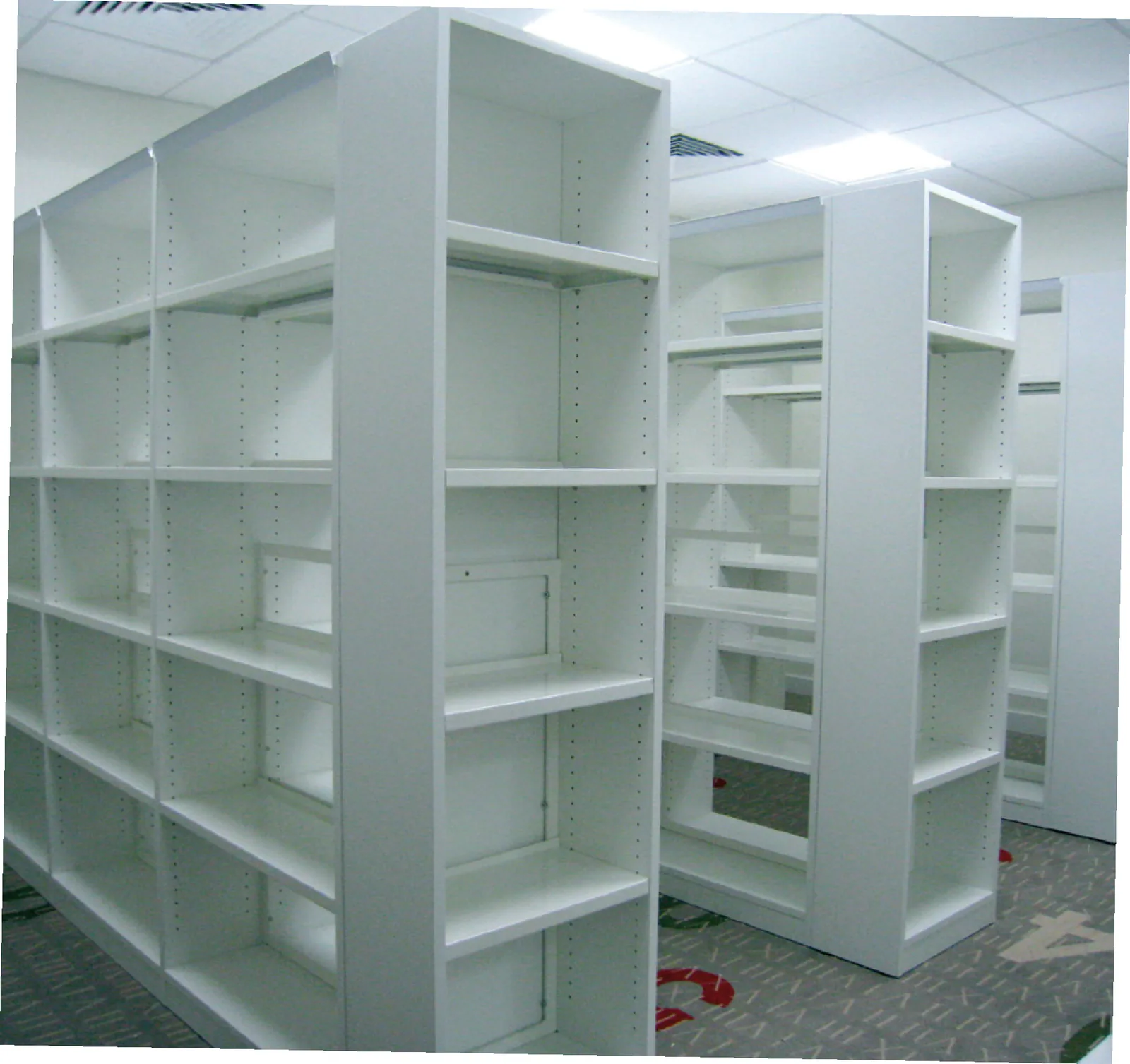 Regalsystem „Wange" mit Stirnseitenregalen — Statistic Centre Abu Dhabi, Abu Dhabi (VAE)
