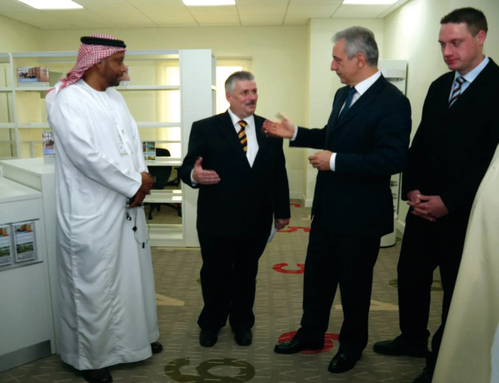 Übergabe durch Jürgen Lenk (2.v.li.), Ministerpräsident Stanislaw Tillich (2.v.re.) sowie durch den Bürgermeister von Schönheide, Kai Wilhelm (re.) — Statistic Centre Abu Dhabi, Abu Dhabi (VAE)