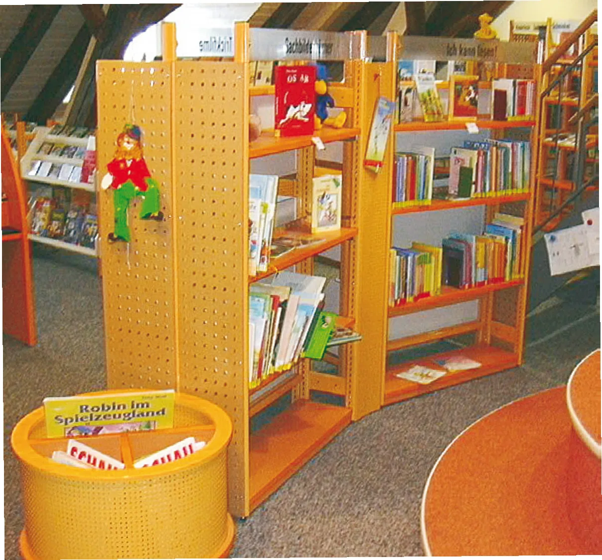 Kinderbibliothek mit Podest — Stadtbibliothek Annaberg-Buchholz, Annaberg-Buchholz