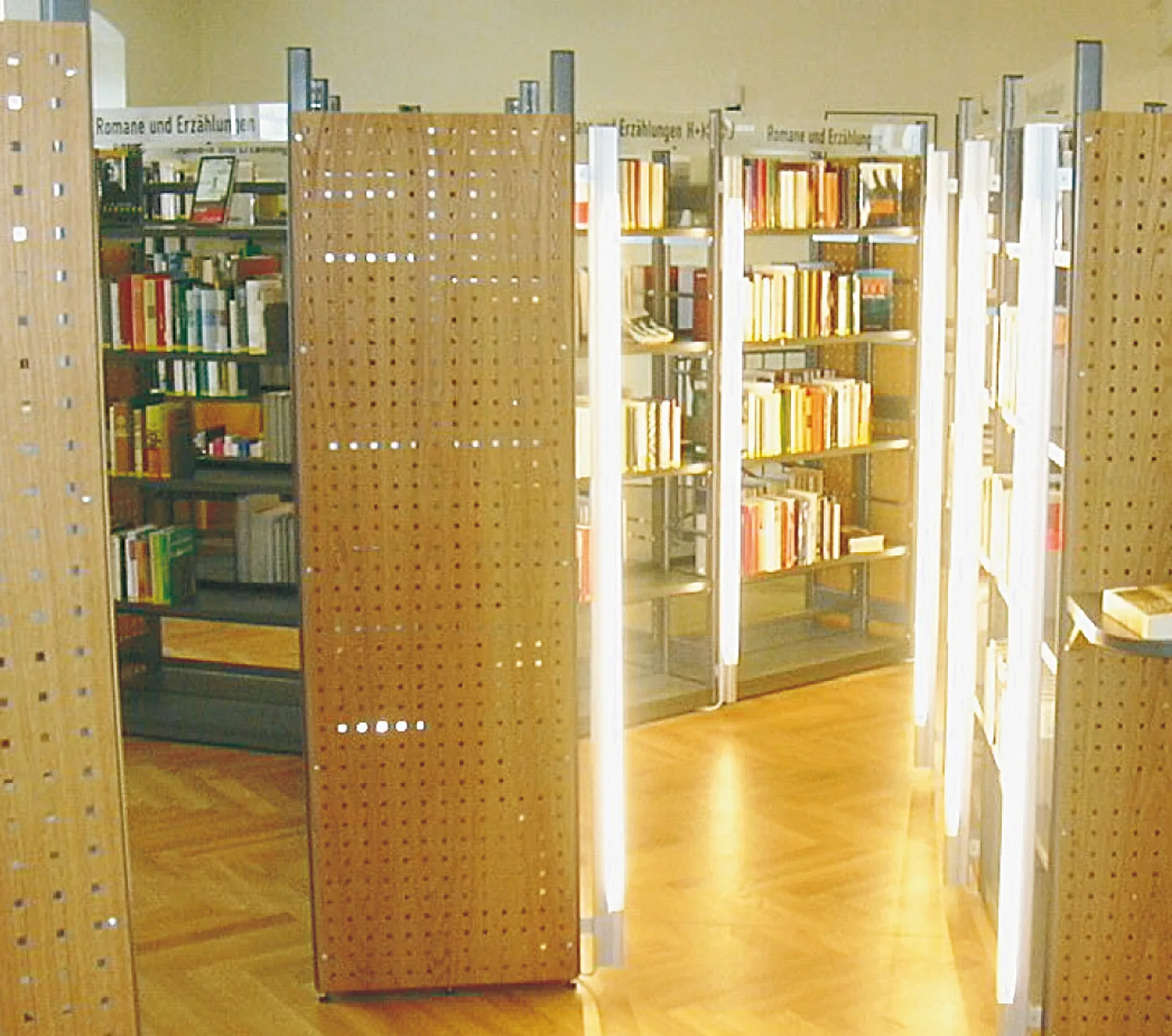 Stirnseitenverblendung aus Design-Platten mit Quadratlochung — Stadtbibliothek Annaberg-Buchholz, Annaberg-Buchholz