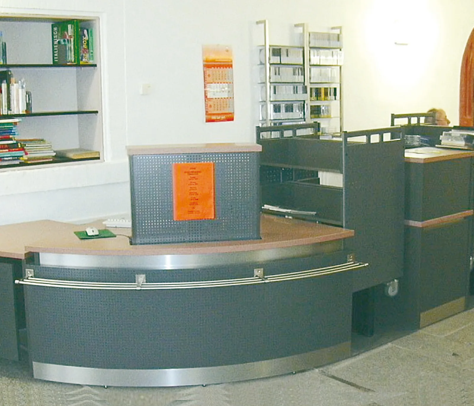 Thekenanlage mit höhenverstellbaren Arbeitsplätzen und versenkbaren Monitoren — Stadtbibliothek Annaberg-Buchholz, Annaberg-Buchholz