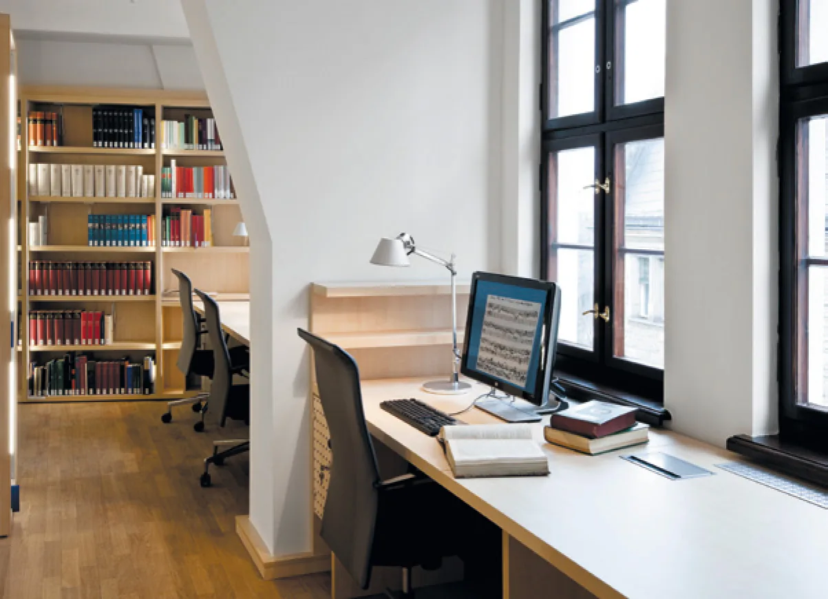 Blick auf die Arbeitsplätze als Einbau-Möbel in die Nischen — Bach-Archiv Leipzig, Leipzig