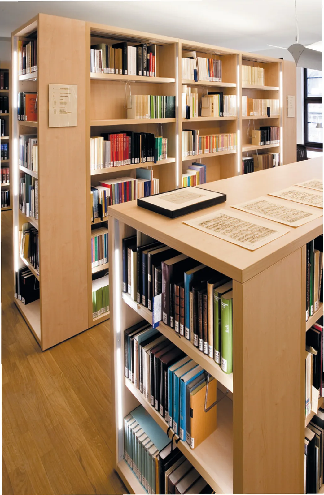 Niedrige Regale im gleichen Design — Bach-Archiv Leipzig, Leipzig