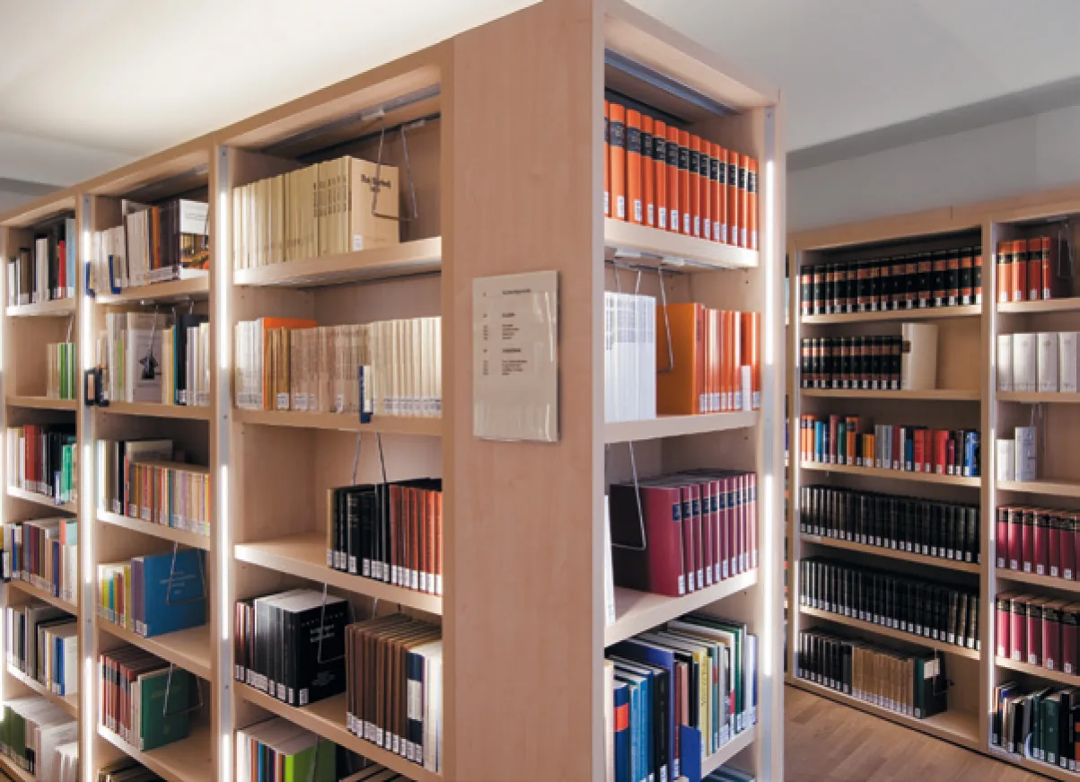 Regale mit Vertikal-Beleuchtung — Bach-Archiv Leipzig, Leipzig
