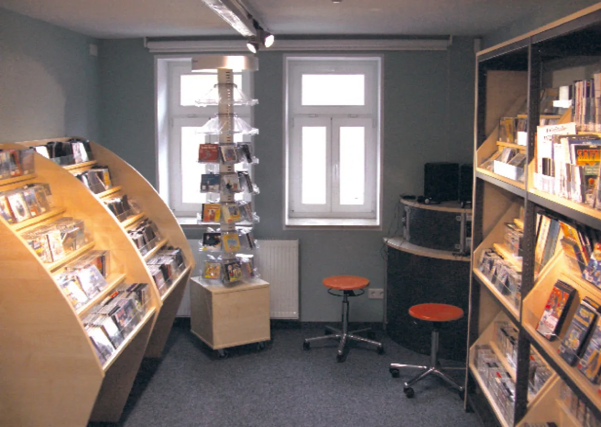AV-Medienfachregale mit Hörstation — Stadtbibliothek Bad Langensalza, Bad Langensalza