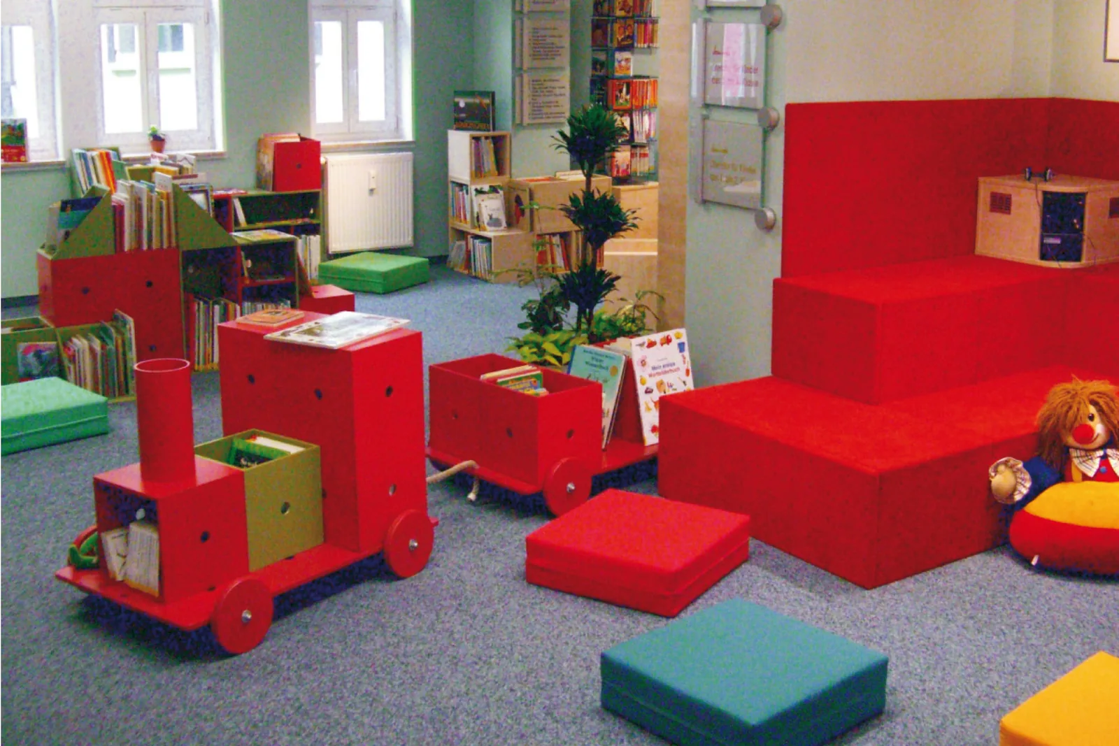 Kinderbereich mit Podestlandschaft und Bilderbuchtrögen — Stadtbibliothek Bad Langensalza, Bad Langensalza