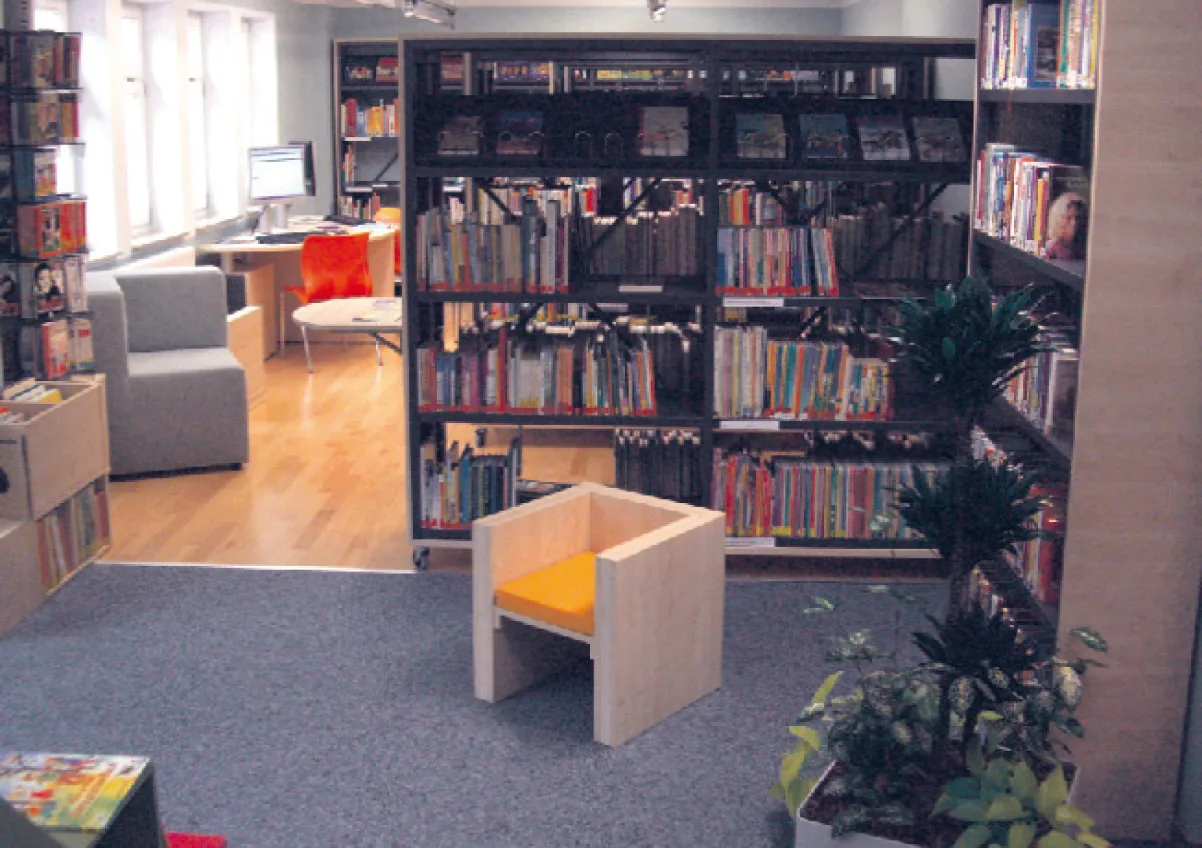 Sitzelemente und fahrbare Regale im Kinderbereich — Stadtbibliothek Bad Langensalza, Bad Langensalza