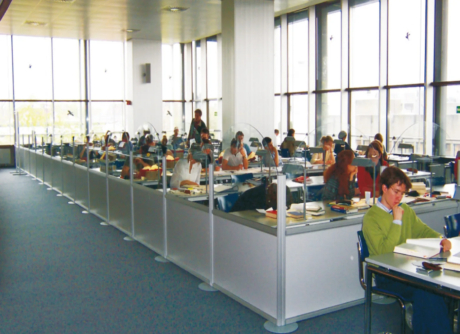 Lesesaal mit flexiblem Trennwandsystem — Bayerische Staatsbibliothek — Eingangs- & Beratungsbereich, München