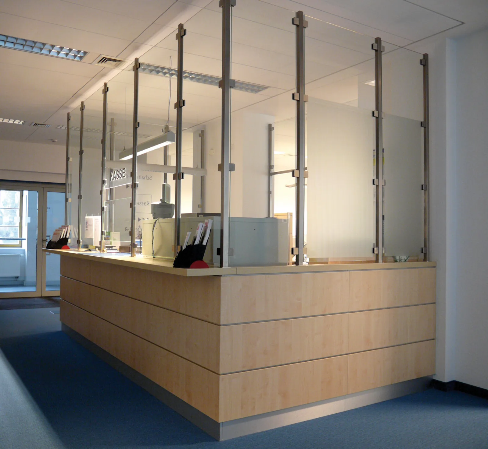 Kassenbox als Raum im Raum-Konstruktion zwischen Servicehalle 1 und Servicehalle 2 — Bürgerservicecenter Görlitz, Görlitz