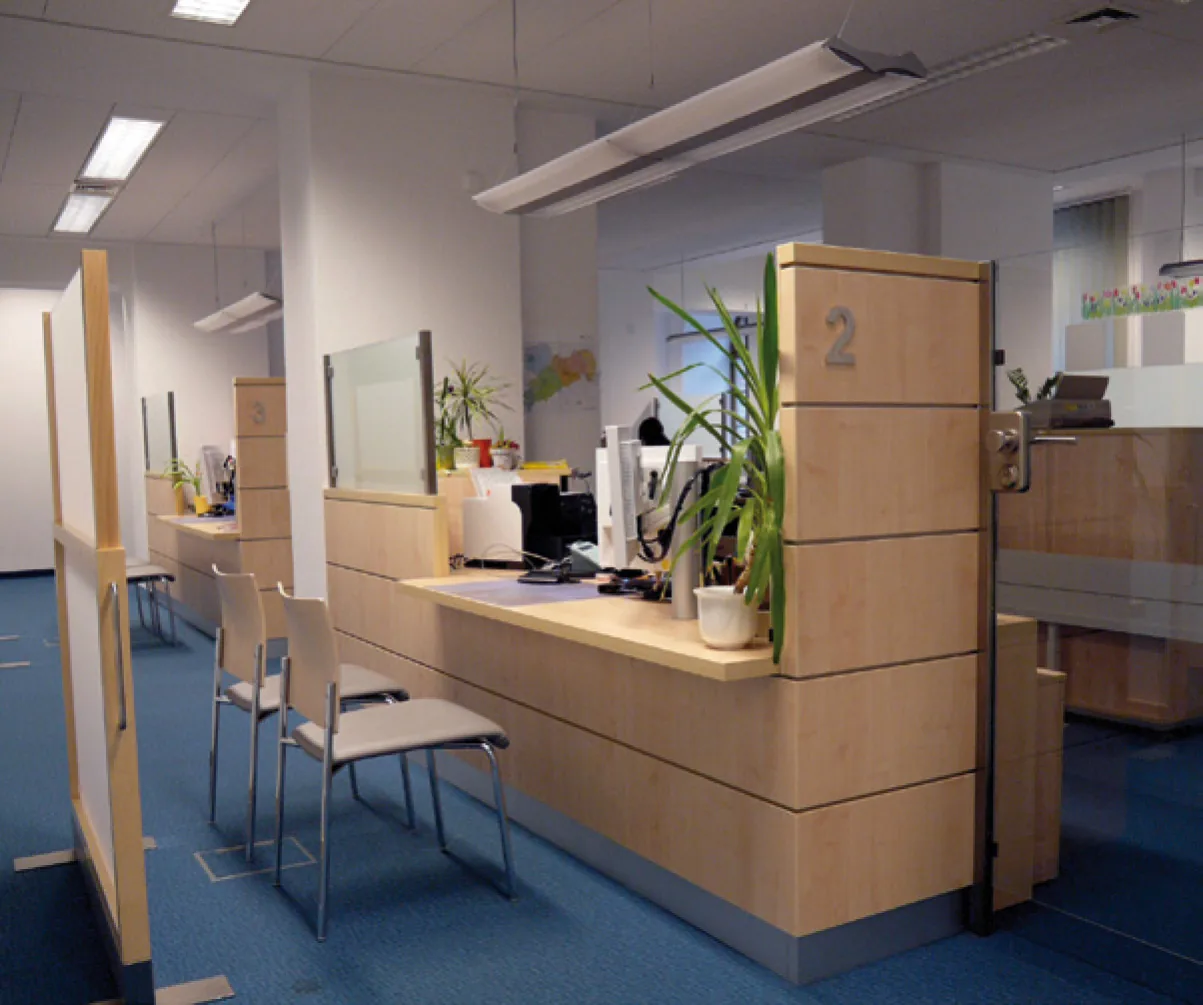 Officeplatz in der Servicehalle 2, davor beweglicher Raumteiler — Bürgerservicecenter Görlitz, Görlitz