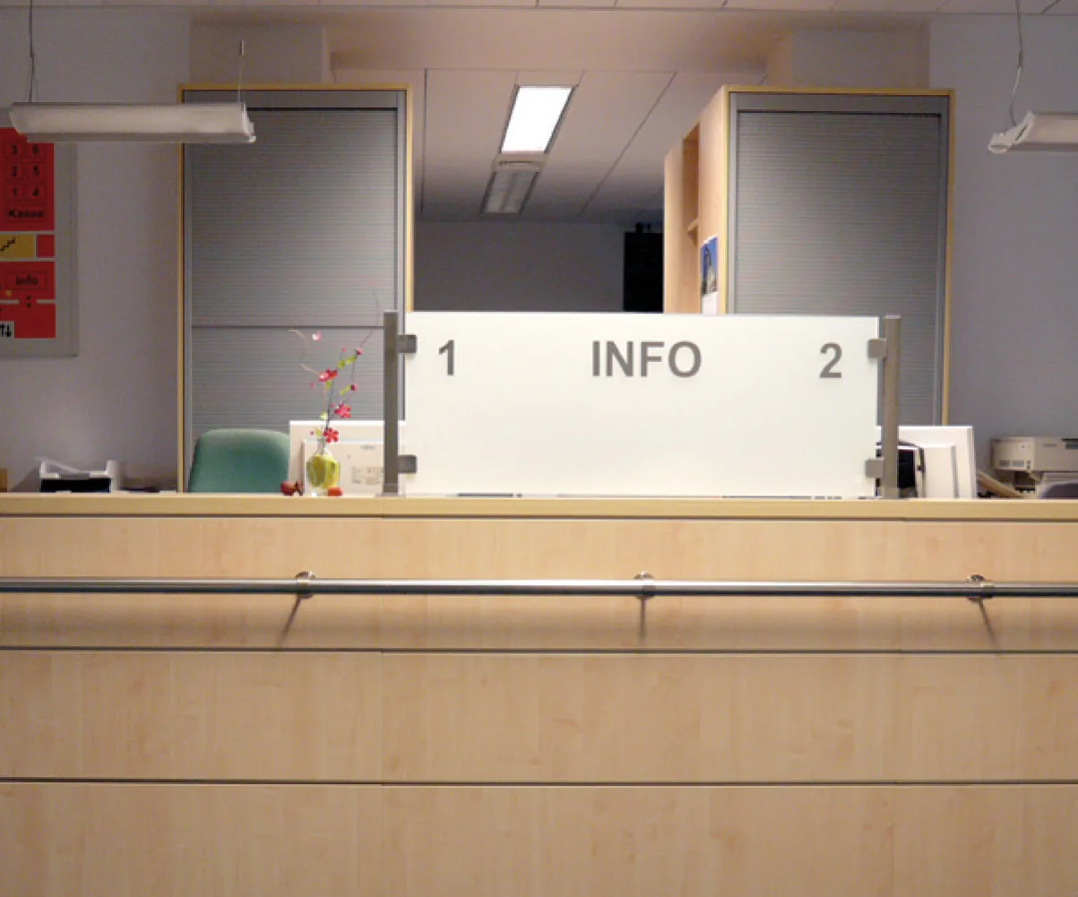 Officetheke mit Handlauf aus Edelstahl und Infotafel aus satiniertem ESG-GLAS — Bürgerservicecenter Görlitz, Görlitz