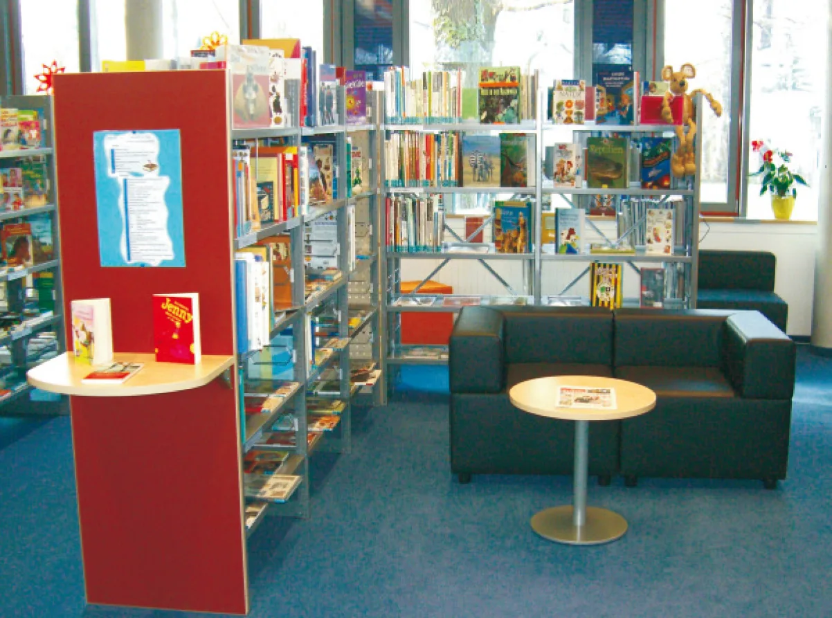 Freihandbereich mit Lesesofa — Stadtbibliothek Coswig, Coswig/Sachsen