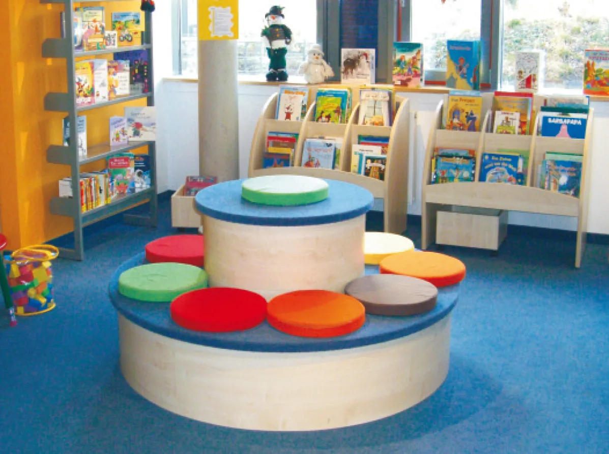 Kinderbereich mit Sitzpodest — Stadtbibliothek Coswig, Coswig/Sachsen