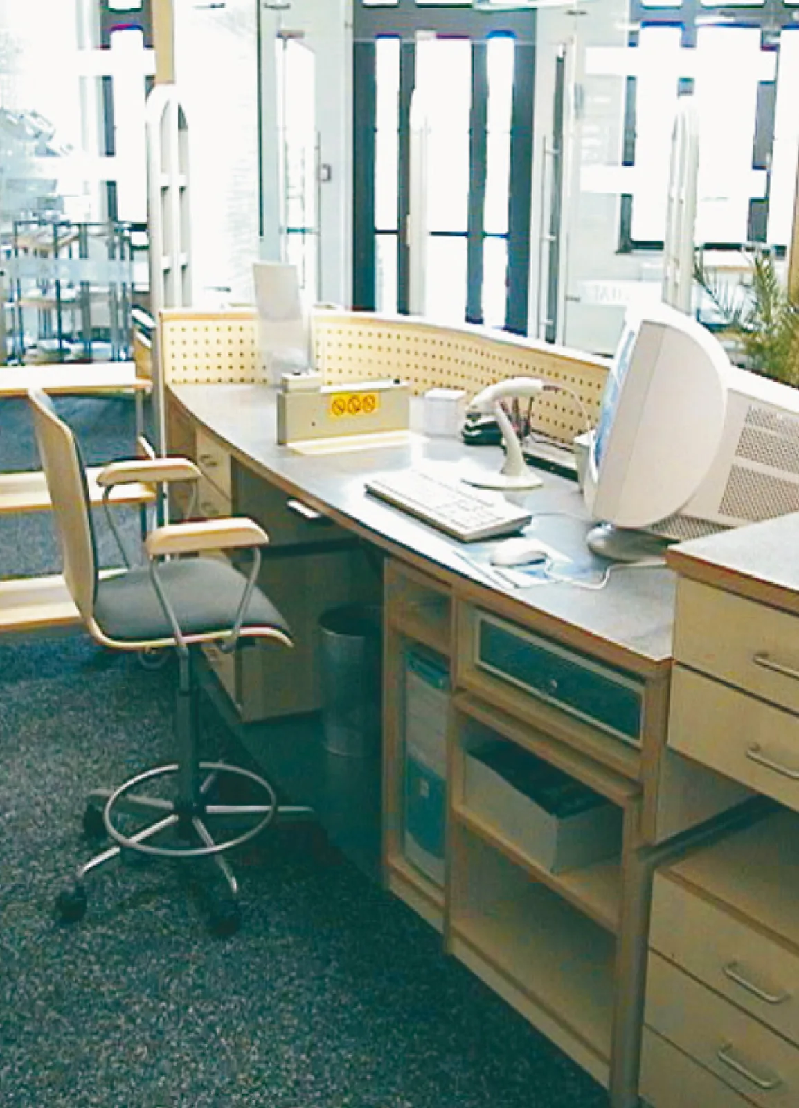 Arbeitsplatz mit Mineralwerkstoffoberfläche — Stadt- und Regionalbibliothek Cottbus, Cottbus