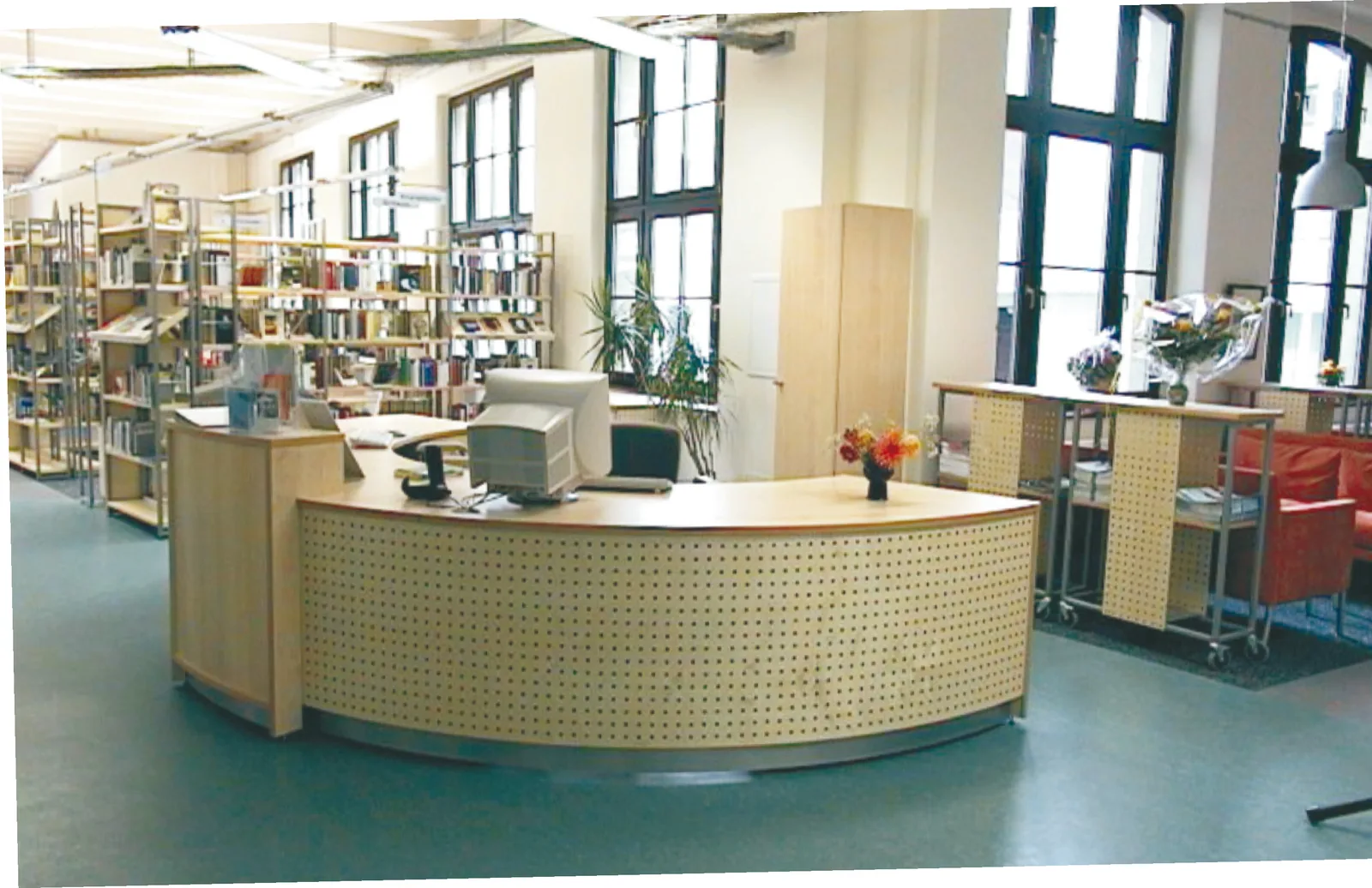 Halbkreisförmige Info-Theke — Stadt- und Regionalbibliothek Cottbus, Cottbus