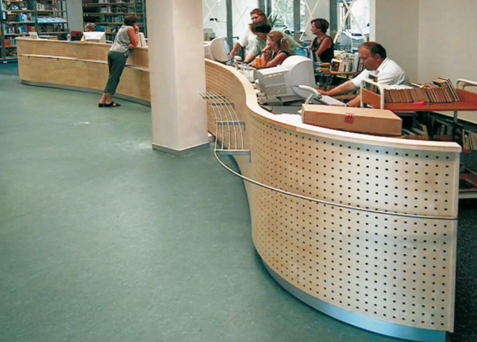 Verbuchungstheke mit höhenverstellbaren Arbeitsplätzen, 14 m lang — Stadt- und Regionalbibliothek Cottbus, Cottbus