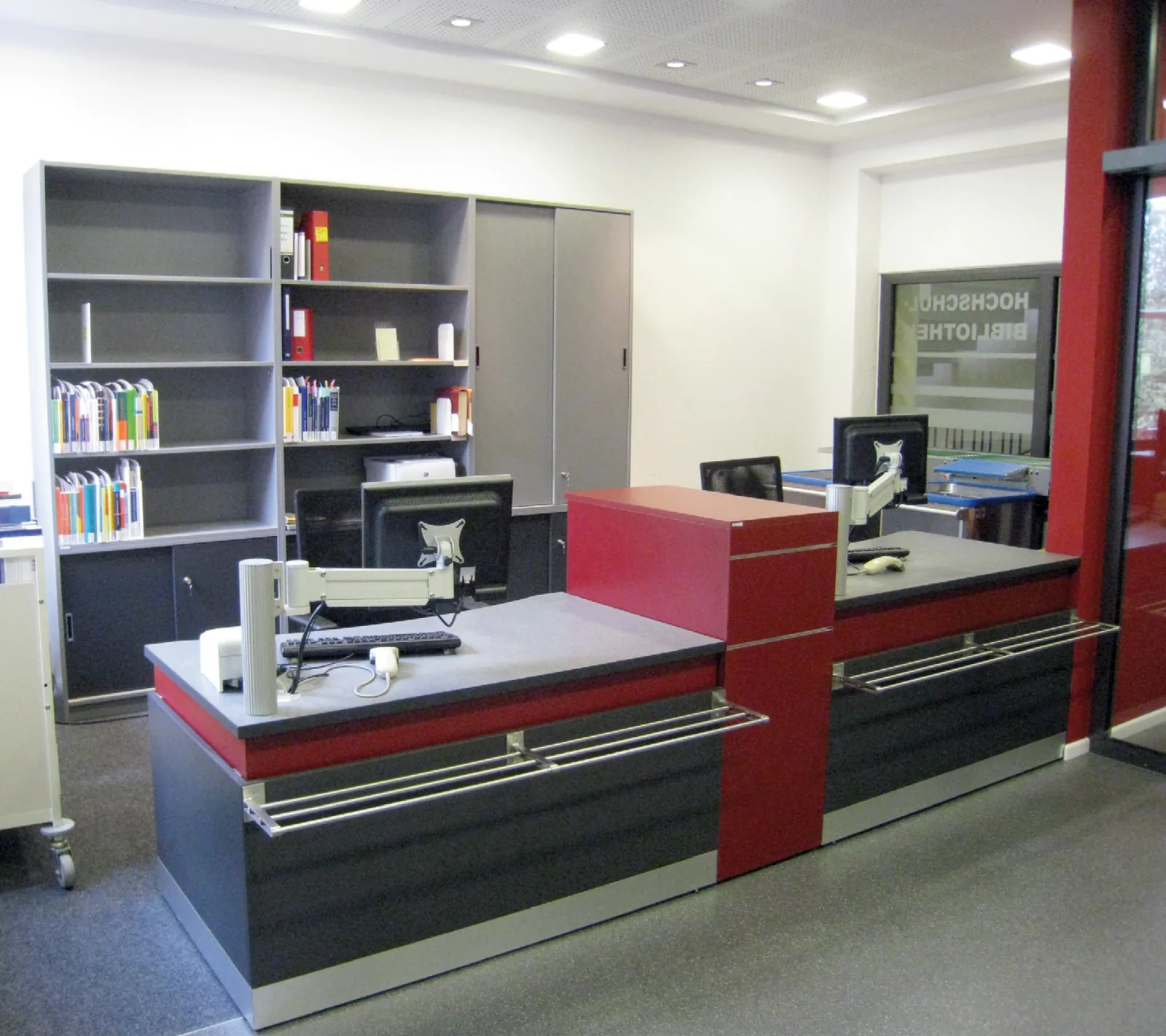 Moderne Thekenanlage — Hochschulbibliothek der Evangelischen Hochschule Bochum, Bochum
