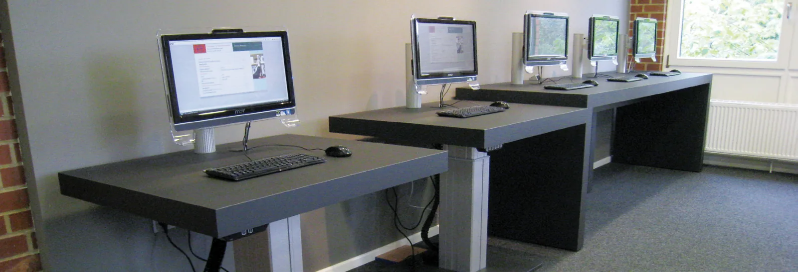 OPAC-Arbeitsplätze, zwei davon elektromotorisch höhenverstellbar — Hochschulbibliothek der Evangelischen Hochschule Bochum, Bochum