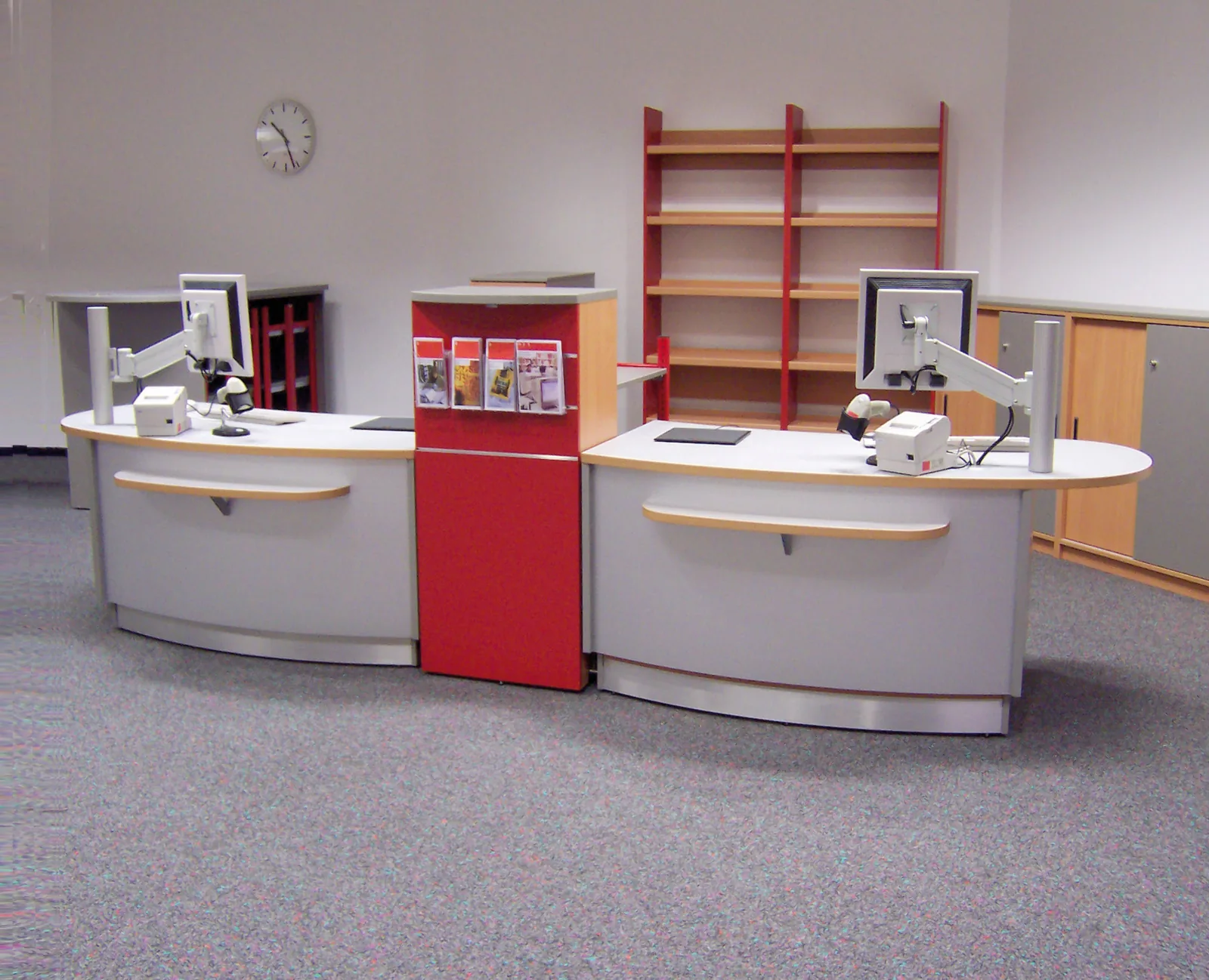 Thekenanlagen mit elektromotorisch höhenverstellbarem Arbeitsplatz und elektromotorisch höhenverstellbarem Hub-Bücherwagen — Bibliothek der FH Düsseldorf, Düsseldorf