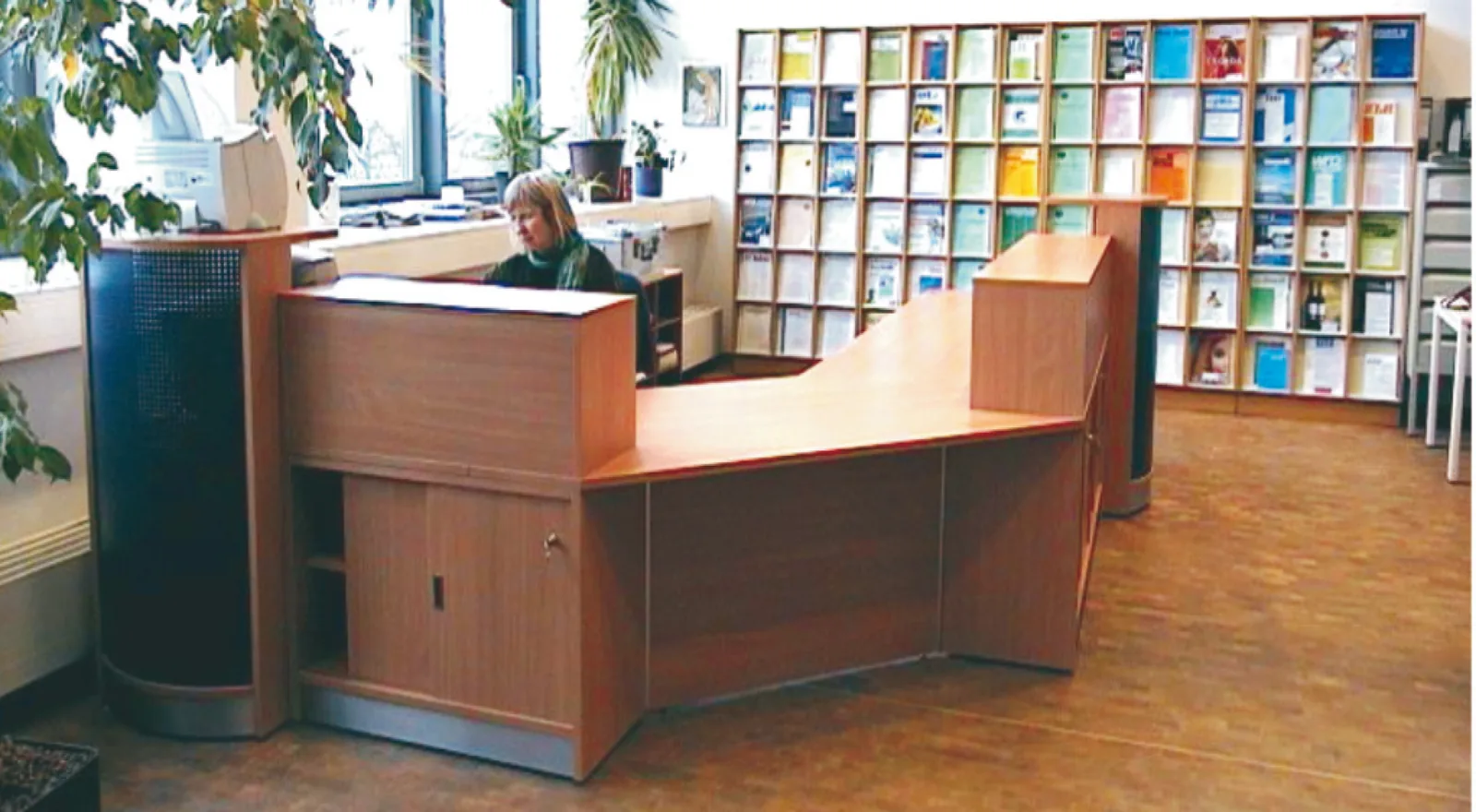 Thekenanlage mit Monitorverblendungen, Technikelementen, Schrankeinbauten und Thekenaufsatz, im Hintergrund ein Zeitschriftenschrank — Flughafen München — Terminal 2, Hauptzollamt, München