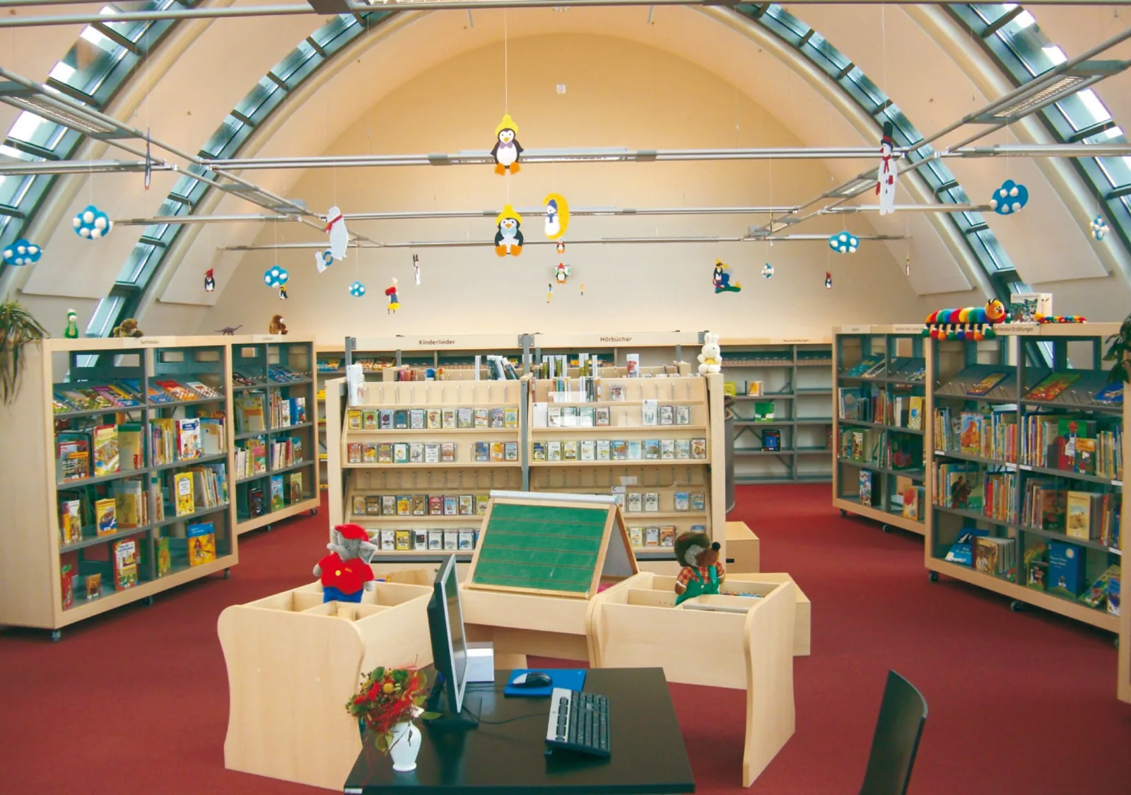 Kinderbibliothek in der dritten und vierten Etage mit fahrbaren Regalen — Stadtbibliothek Görlitz — Erweiterungsbau, Görlitz