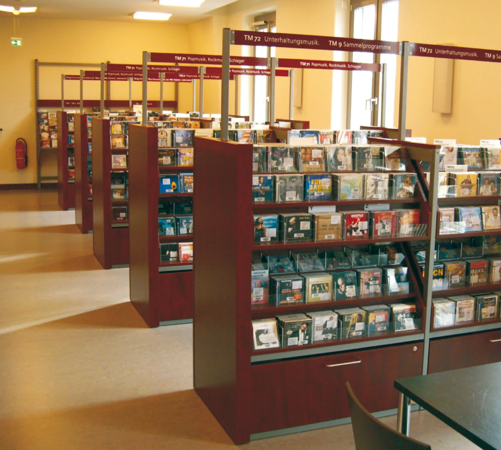 Regalsystem „Letec" mit Stufenfachböden, Holzumhausung und Beschriftungsträger — Stadtbibliothek Görlitz — Erweiterungsbau, Görlitz