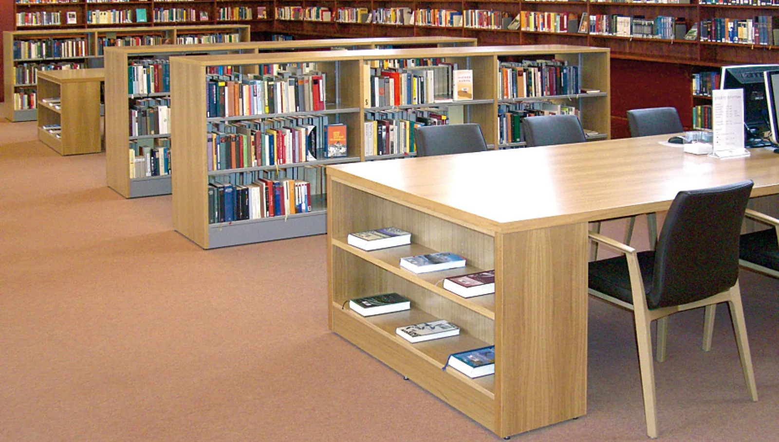 Lesetische mit integrierten Regalen — Stadtbibliothek Görlitz — Historischer Lesesaal, Görlitz