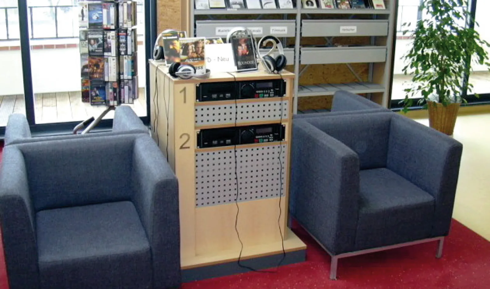 Abhörstation mit drei CD-Abspielanlagen — Stadtbibliothek Guben, Guben
