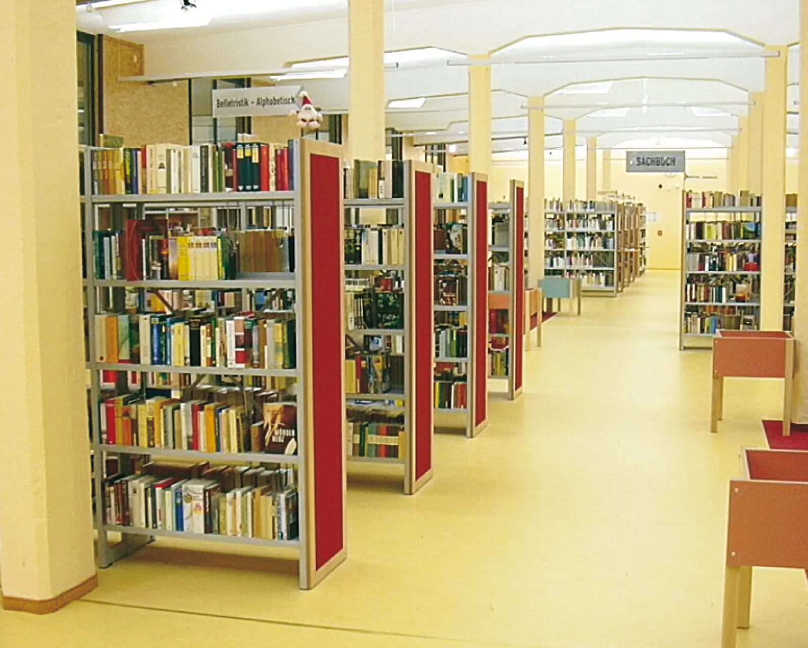 Regalsystem „Letec" mit Kork-Linoleum-Einlagen — Stadtbibliothek Guben, Guben