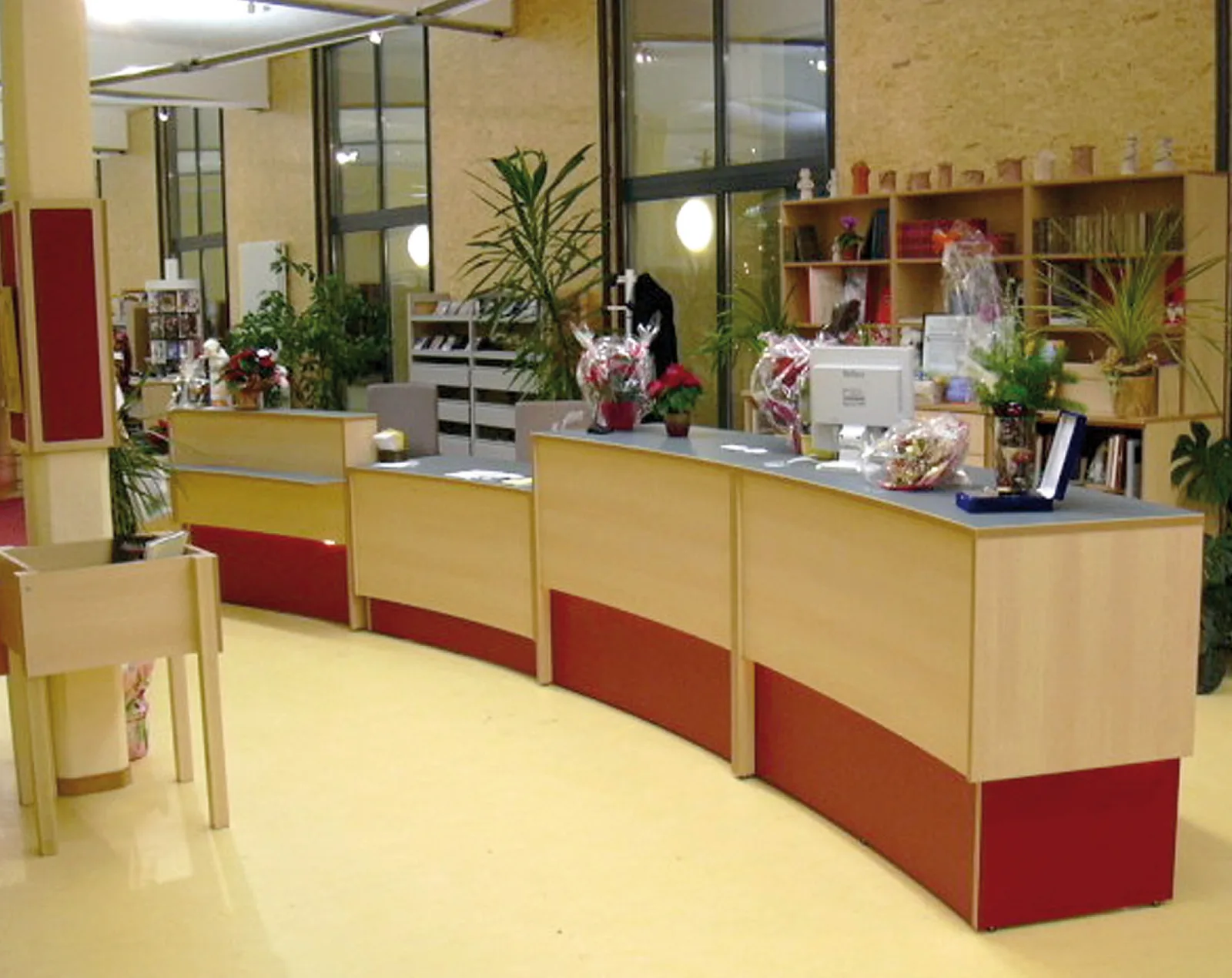 Thekenanlage mit höhenverstellbaren Arbeitsplätzen und versenkbaren Monitoren — Stadtbibliothek Guben, Guben