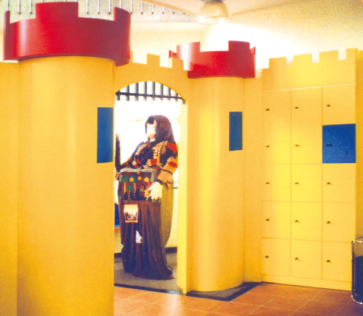 Eingang durch das Burgtor — Stadt- und Kreisbibliothek Haldensleben, Haldensleben
