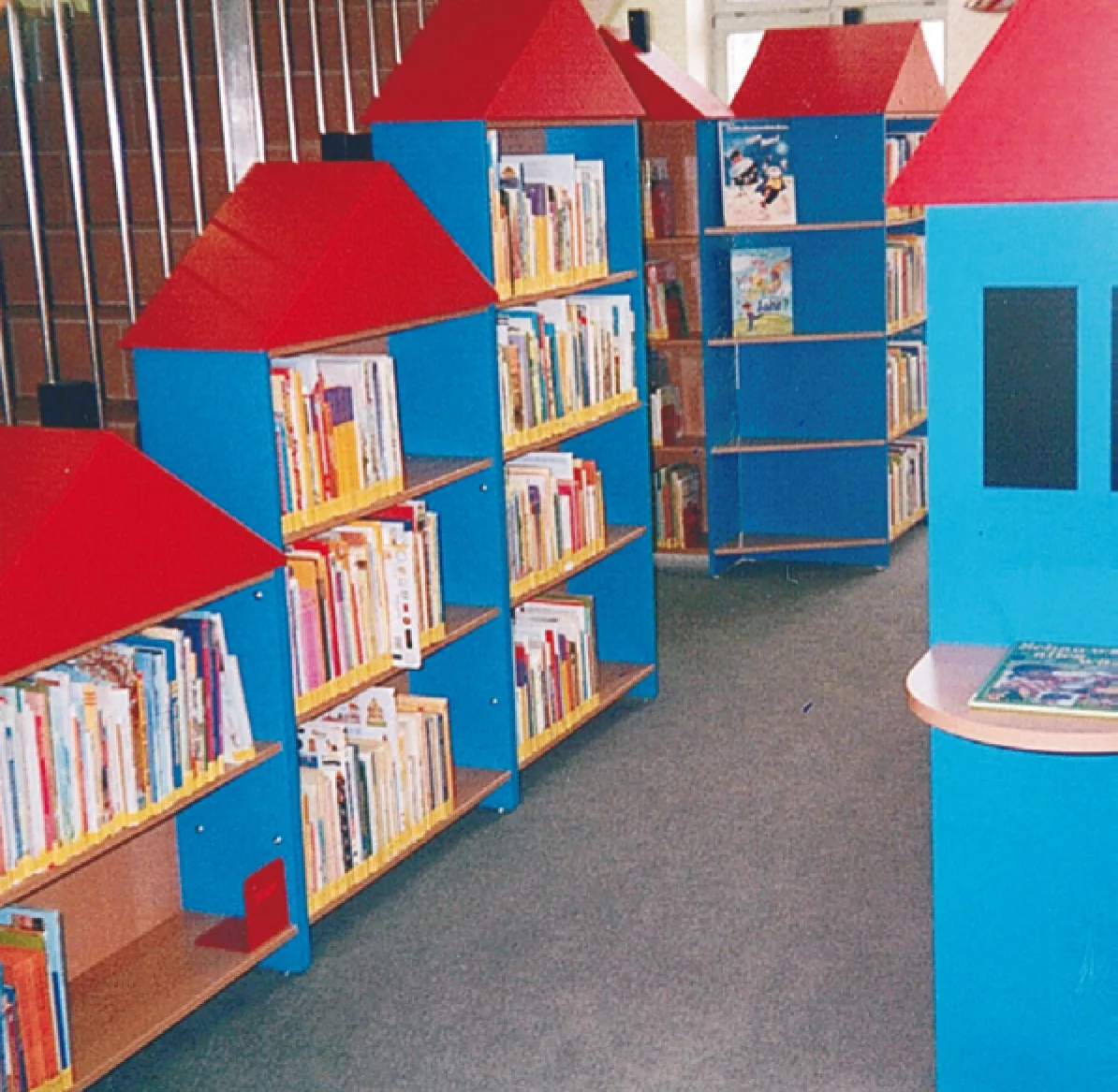 Kinderregale in Hausform — Stadt- und Kreisbibliothek Haldensleben, Haldensleben