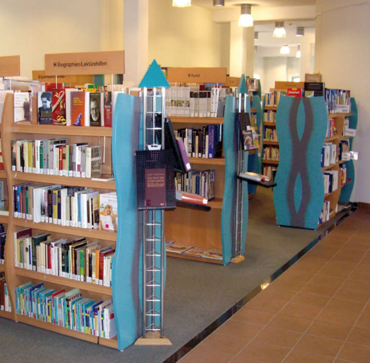 Regalsystem „Wange" mit Unikatsbemalung — Stadt- und Kreisbibliothek Haldensleben, Haldensleben