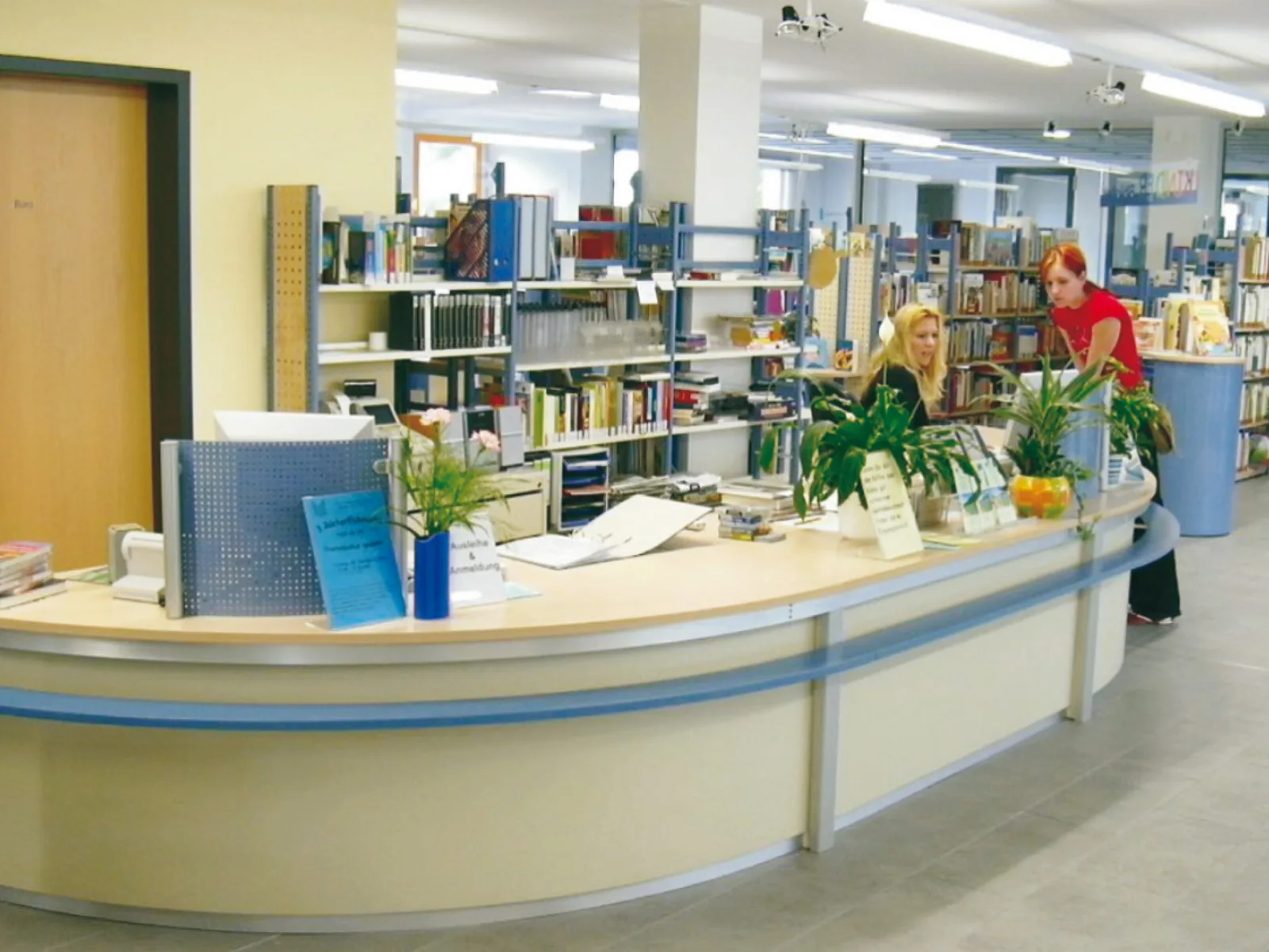 Aufgewertete Thekenanlage mit neuer Arbeitsplatte und Edelstahlblenden — Stadtbibliothek Heidenau, Heidenau