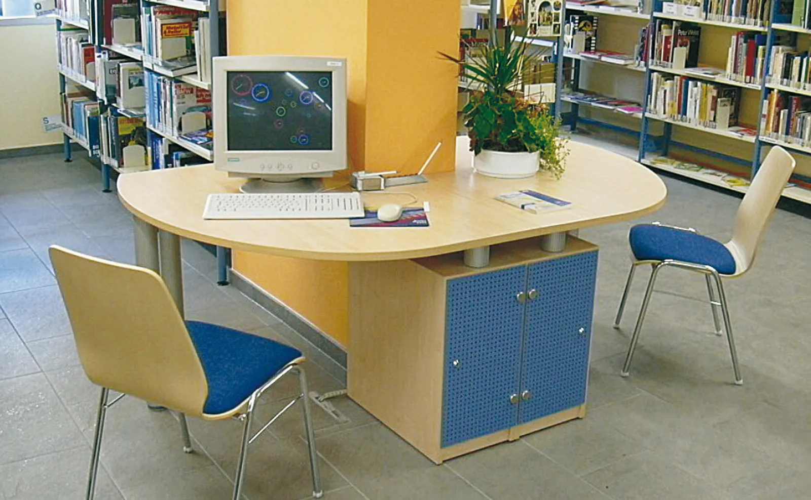 Beratungs- und OPAC-Plätze mit dem Aluminium-Baukastensystem „inoventi" — Stadtbibliothek Heidenau, Heidenau