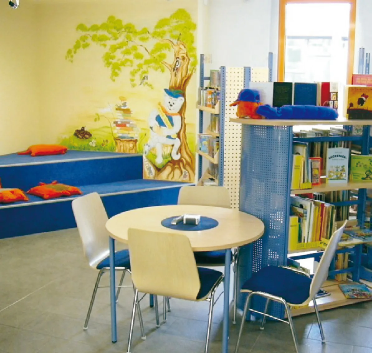 Kinderbibliothek mit Sitzpodest — Stadtbibliothek Heidenau, Heidenau