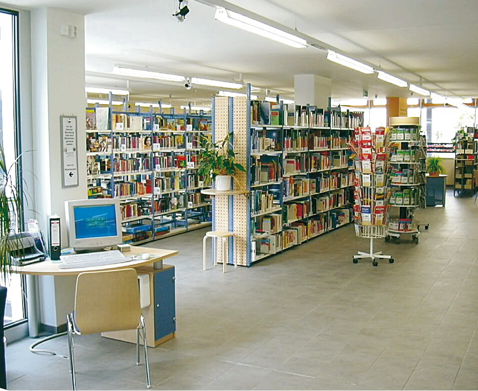 Regalsystem „Stele" mit variablen Ausstattungsmöglichkeiten — Stadtbibliothek Heidenau, Heidenau