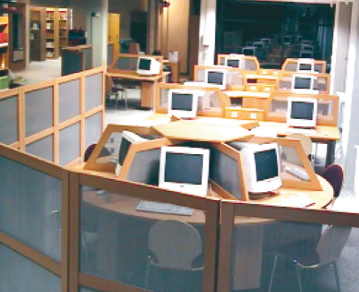 PC-Arbeitsplätze mit Trennwänden — Hochschulbibliothek Mittweida, Mittweida