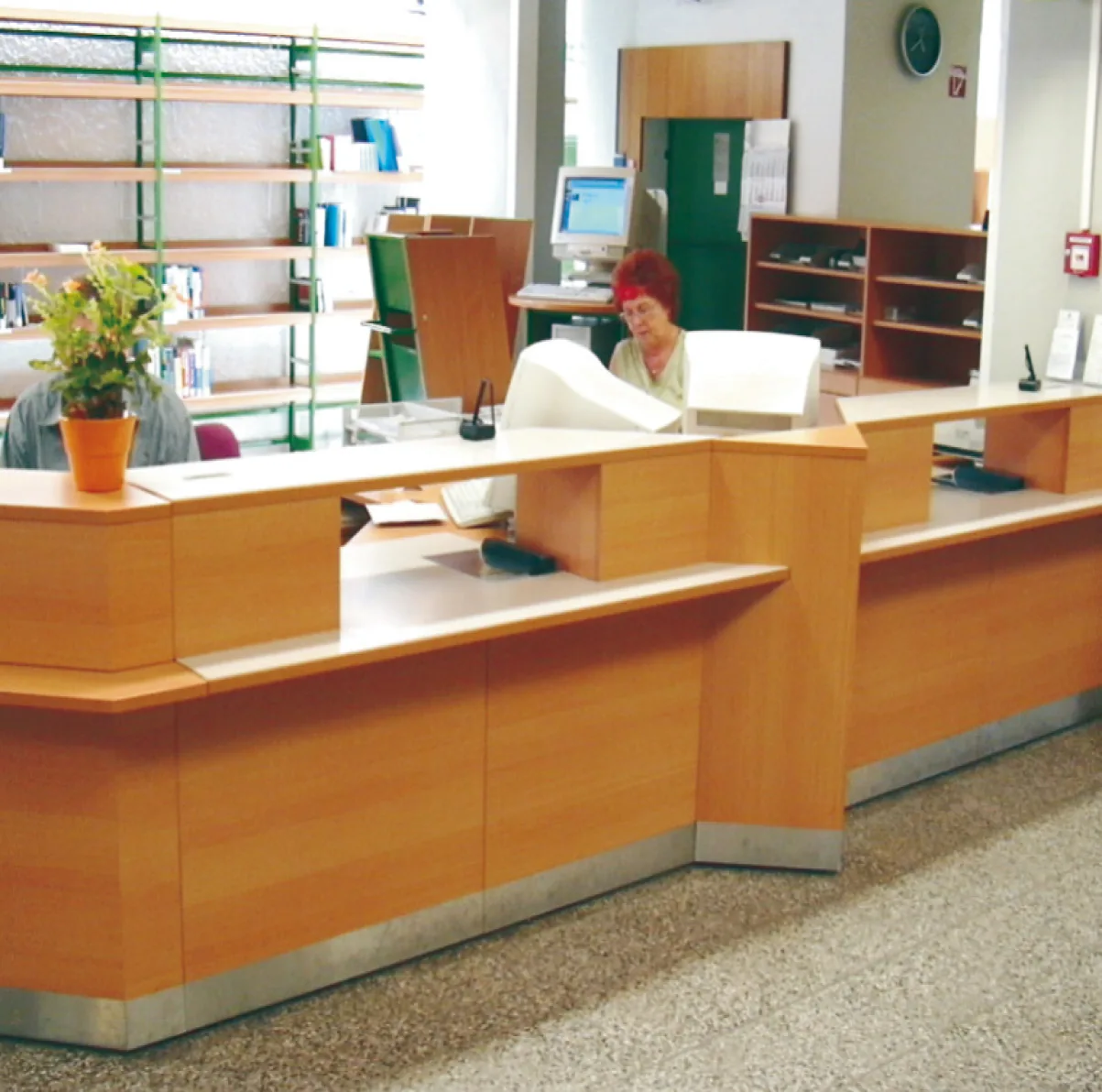 Thekenanlage mit eingebauter EDV — Hochschulbibliothek Mittweida, Mittweida