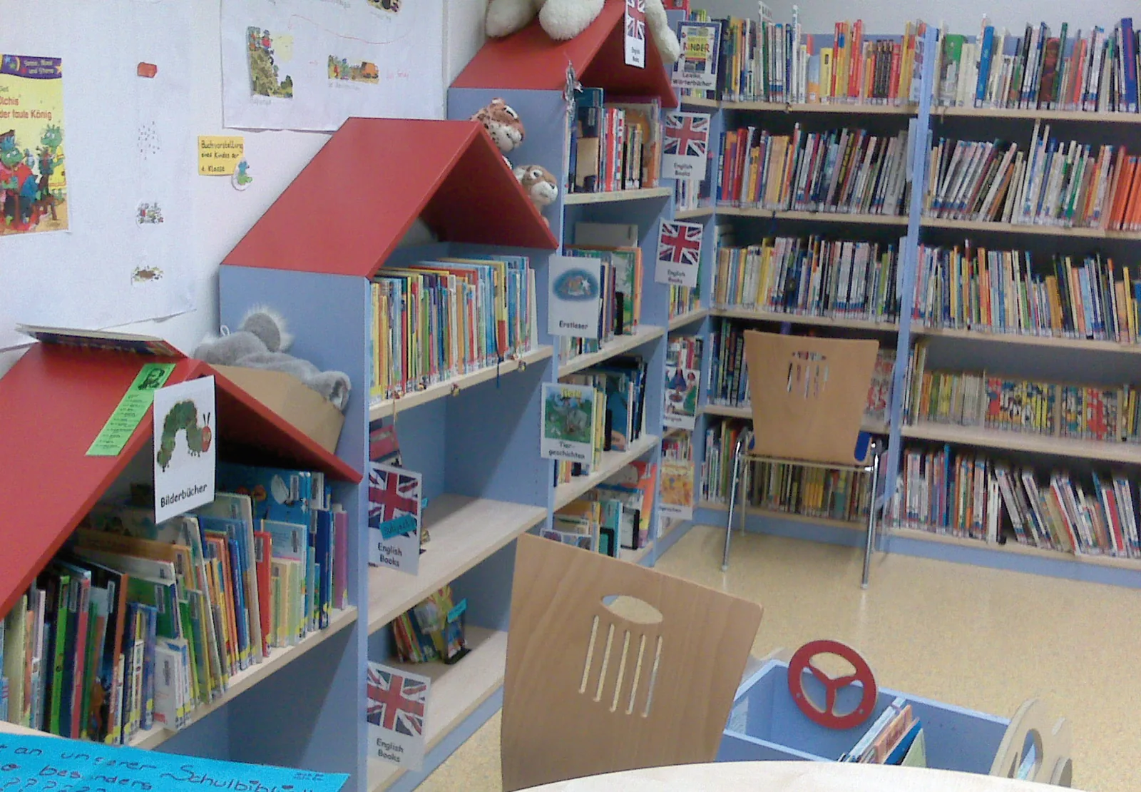 Kindermöbel: Regale in Hausform — Berlin International School — Schulbibliotheken, Berlin