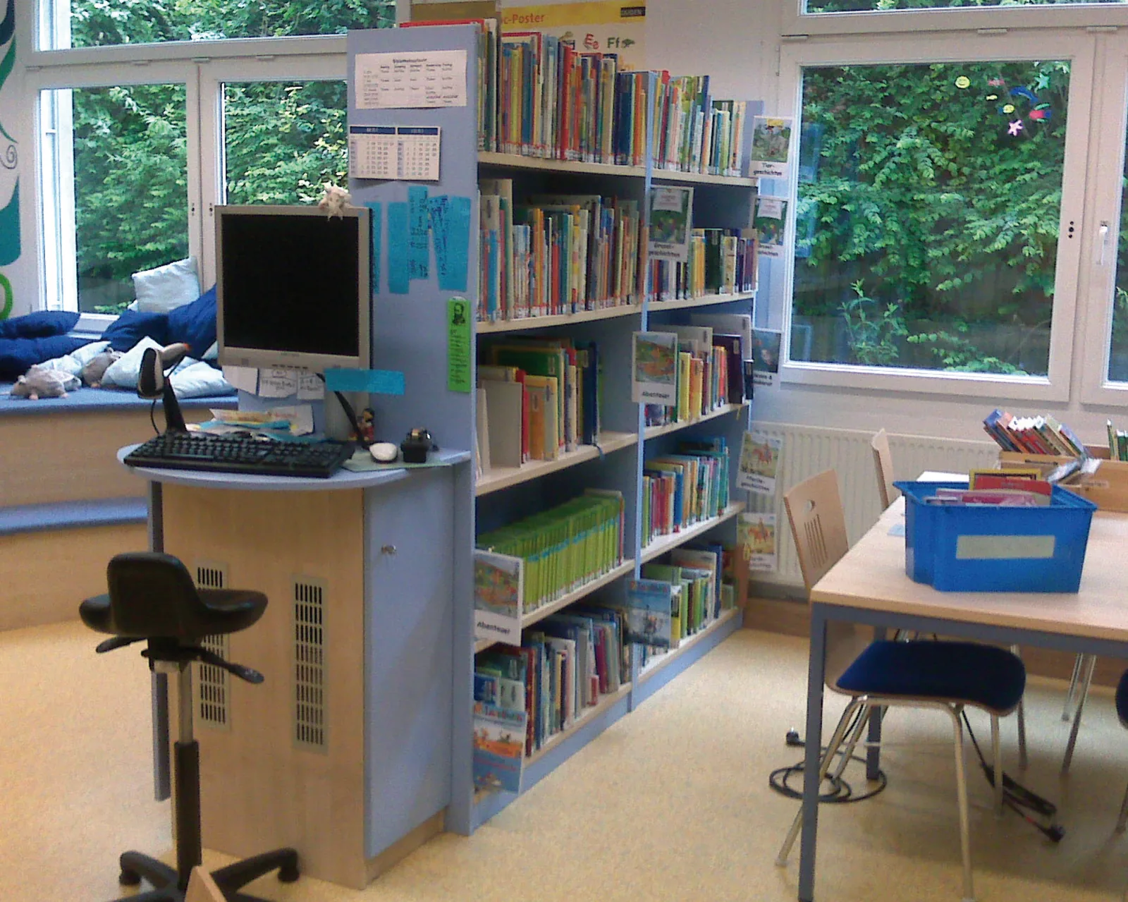 Regale und Internetplatz — Berlin International School — Schulbibliotheken, Berlin