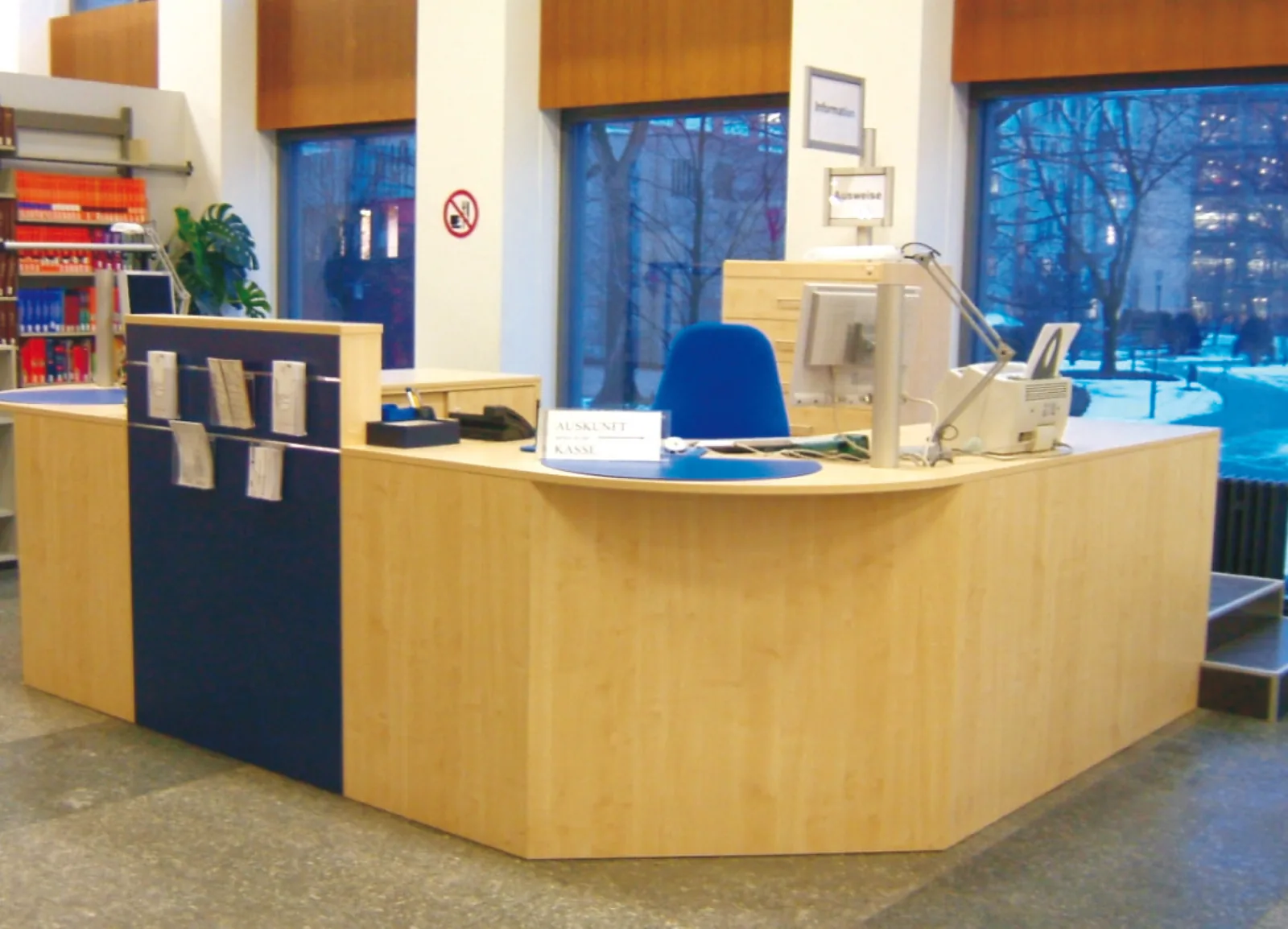 Nutzeransicht der Beratungstheke — Universitätsbibliothek der LMU München, München