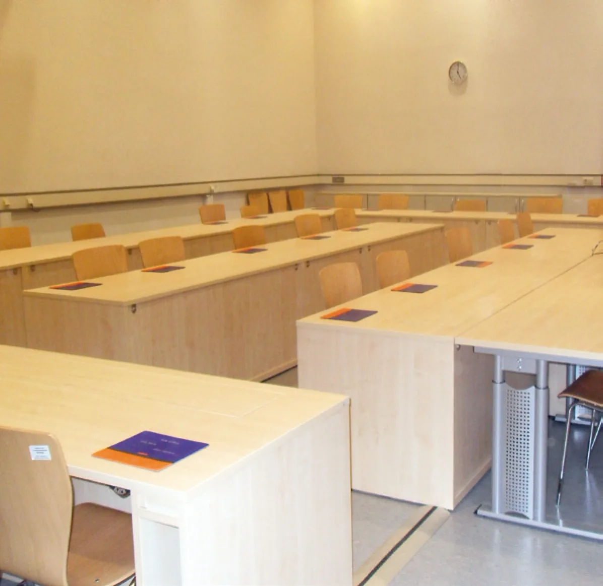 Schulungs- und Konferenzraum mit elektromotorisch versenkbaren Monitoren, Mäusen, Tastaturen und Minitowergehäusen — Universitätsbibliothek der LMU München, München