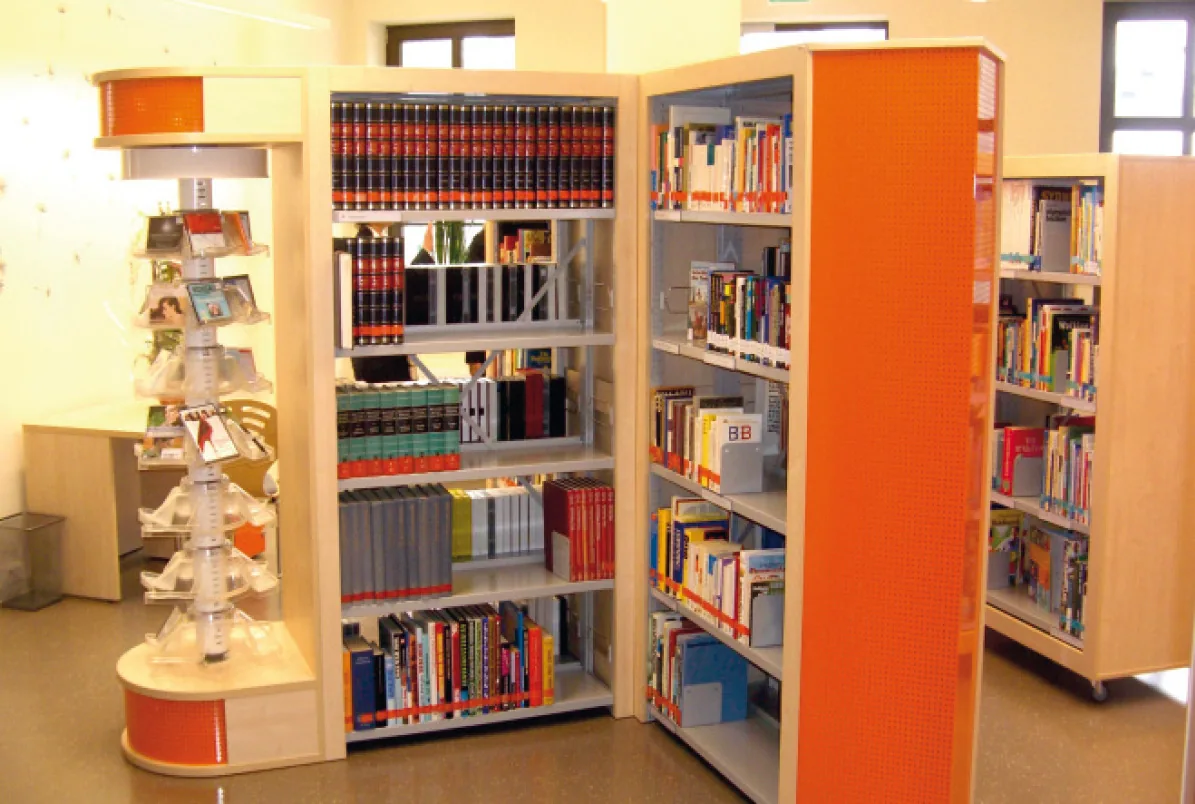 Regale mit Edelstahleinlagen — Stadtbibliothek Lugau, Lugau