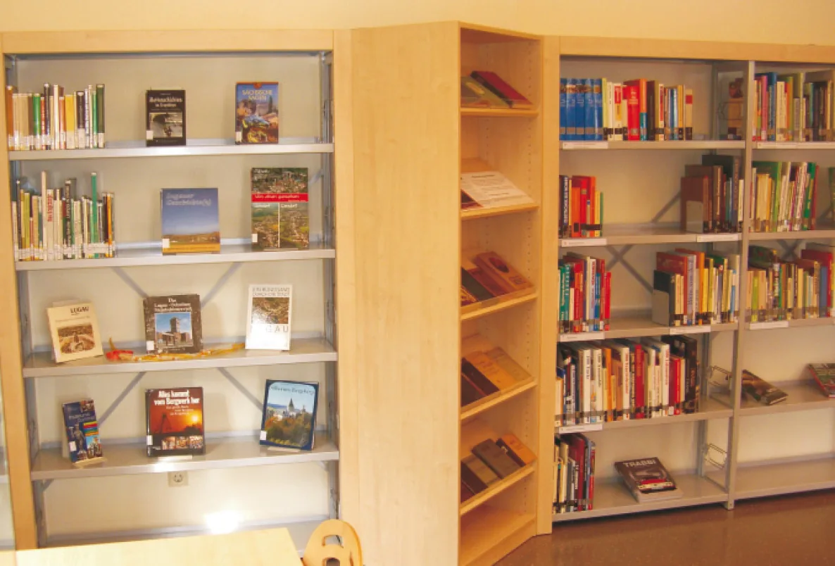 Regalsystem „Letec" mit Lochblech — Stadtbibliothek Lugau, Lugau