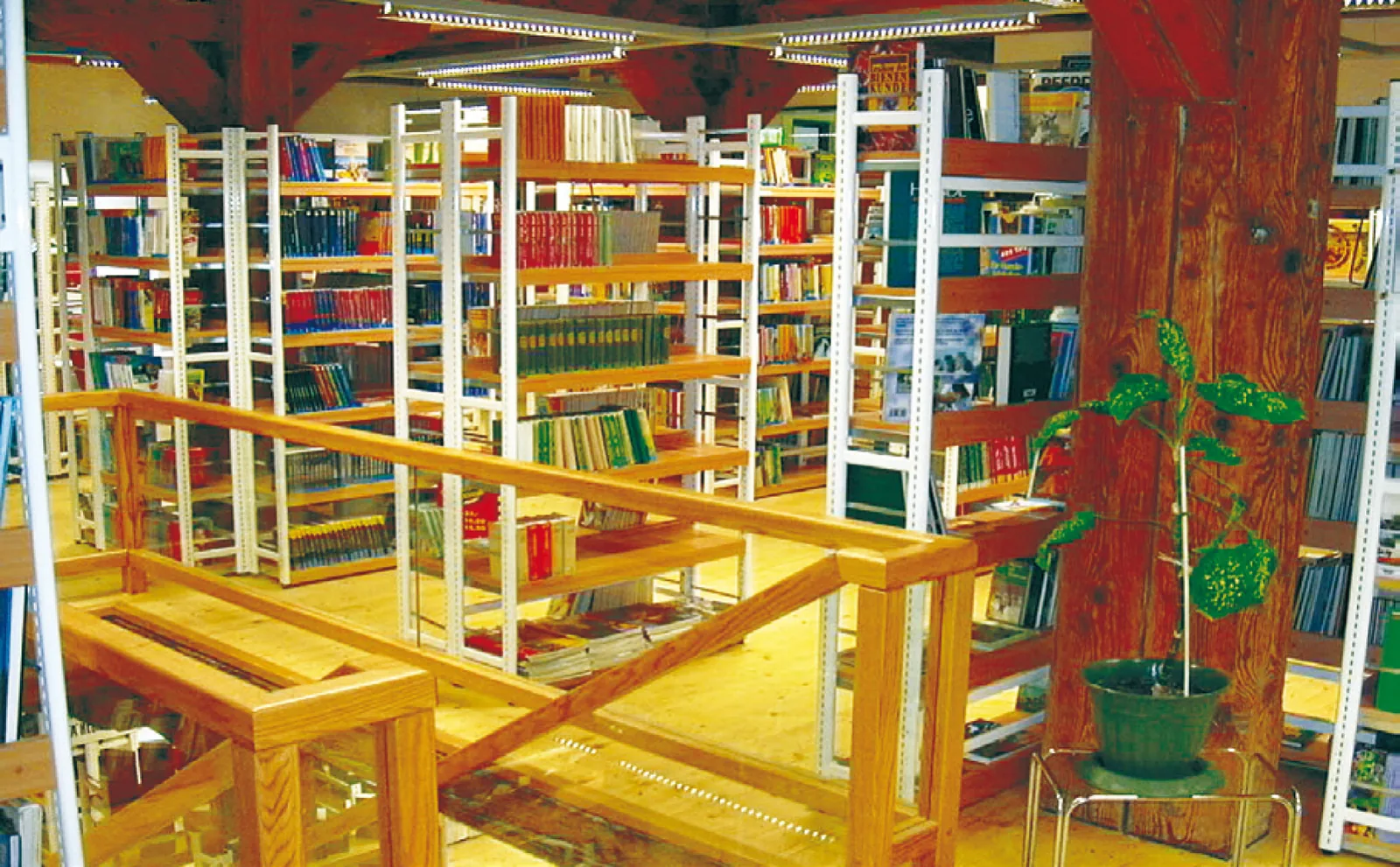 Individuell gefertigte Funktionsmöbel — Stadtbibliothek Marienberg, Marienberg