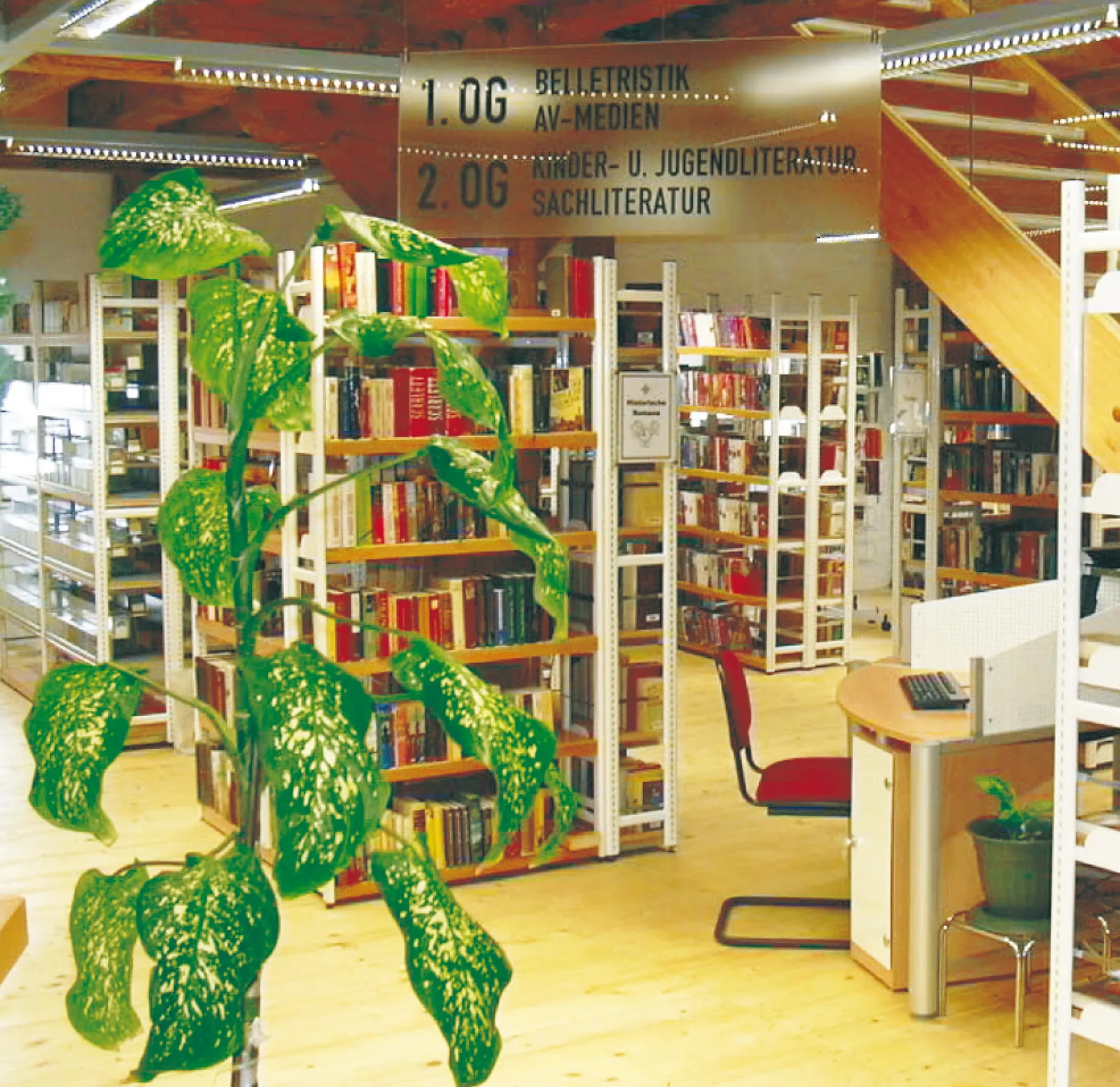 Regalsystem „Stele" in einer Metall-Holzkombination — Stadtbibliothek Marienberg, Marienberg