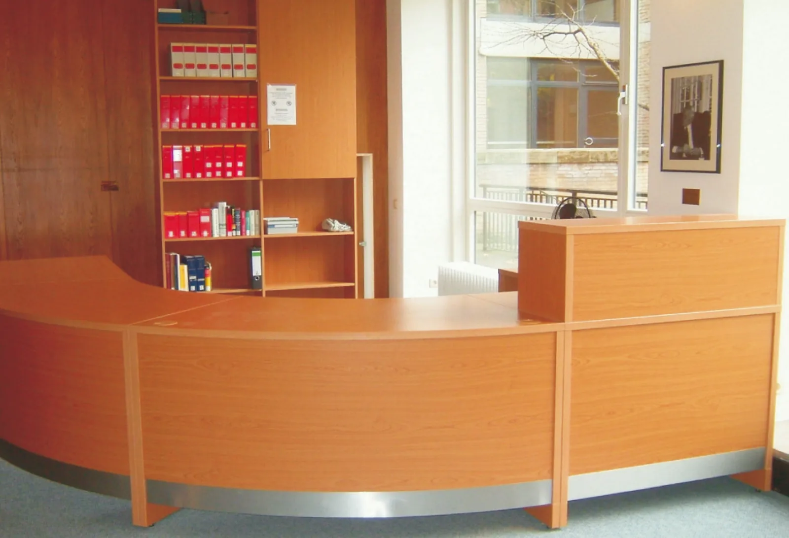 Thekenanlage mit Wandverkleidung als Wangenregal und Brüstungsregal als Treppenschutz — Max-Planck-Institute Hamburg & Dresden, Hamburg / Dresden