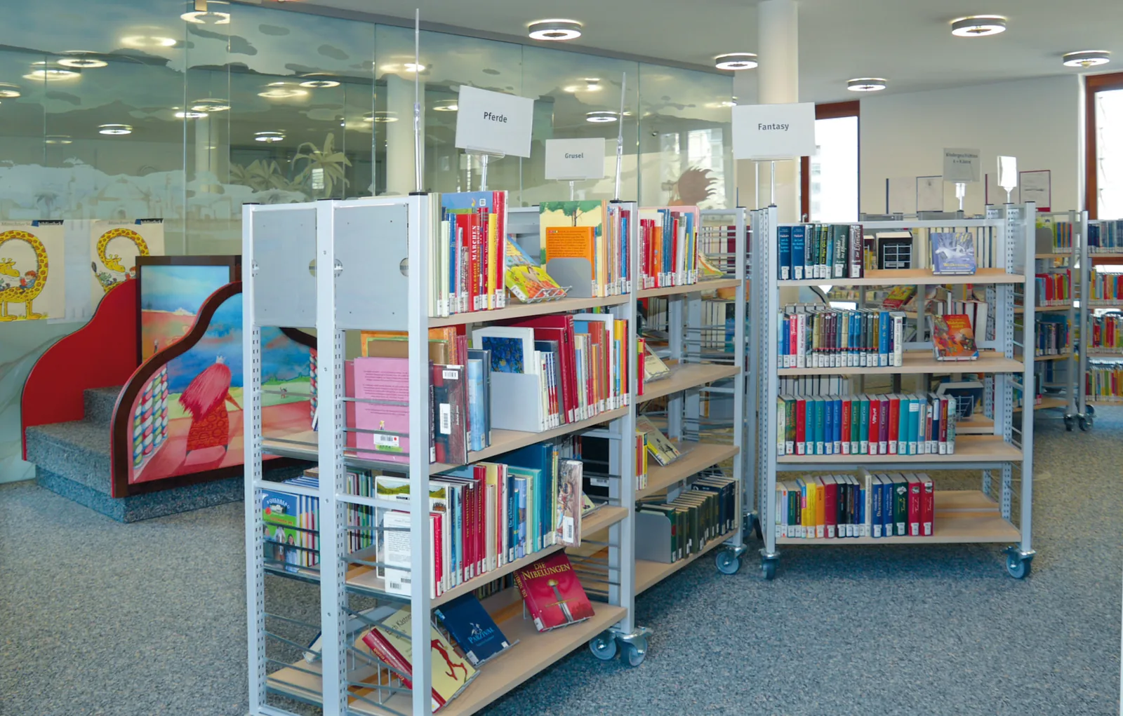 Kinderregale mit Beschriftungstafeln A4 — Stadtbibliothek München — Neuhauser Trafo, München
